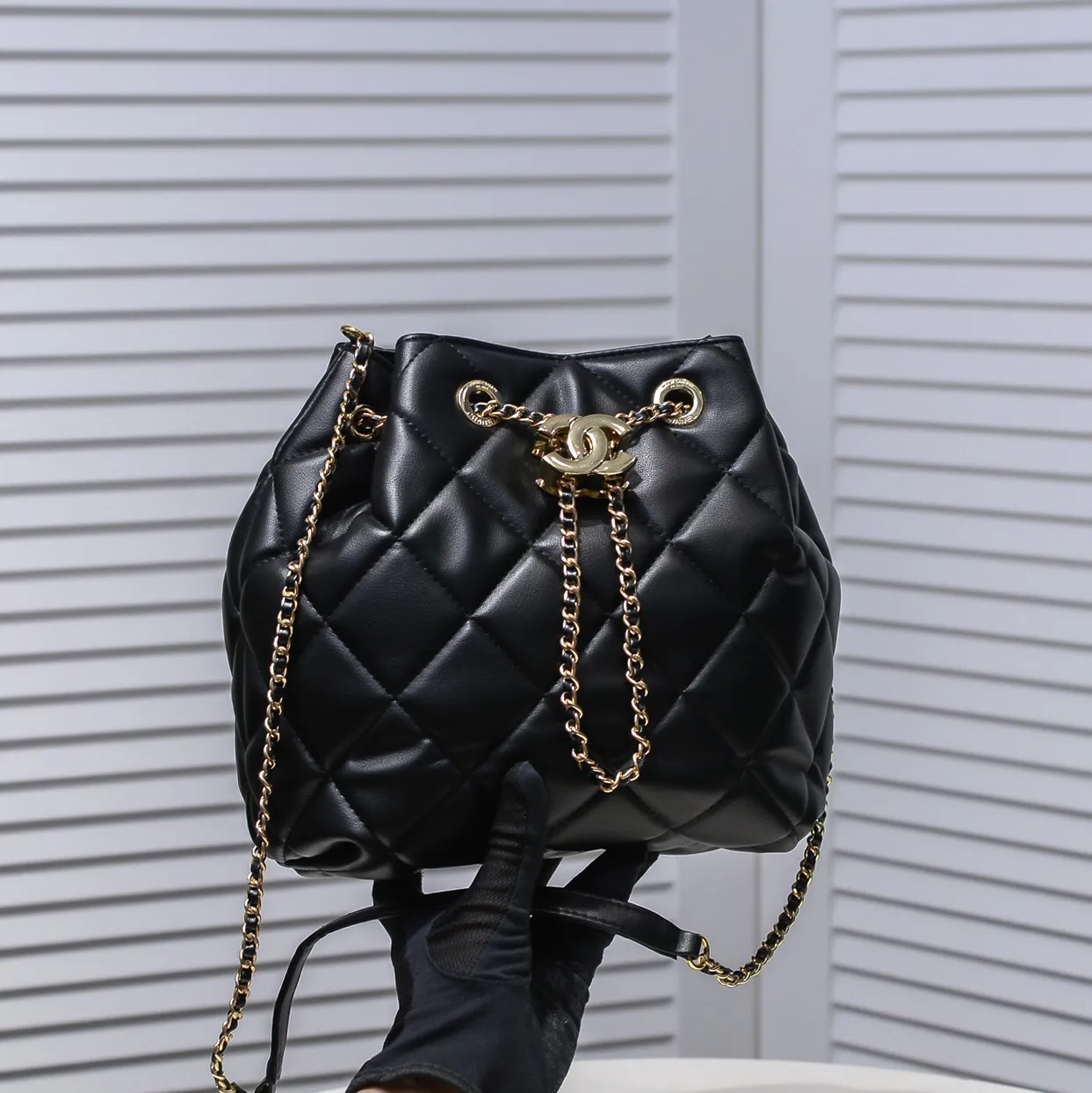💰400￥ Large CHANEL: 2020 new model Double C chain pull rope mini bucket cowhide series, gold hardware accessories: large ribbed design, super aesthetic, which is Xiaoxiang’s design style in the past two years, the cowhide feels soft and comfortable, more suitable for mini-shaped bags. Perfectly designed, clean, casual and fashionable, this is a must-have drawstring bag. Size black ready stock. Style number: 1801# Size: 21*23*15cm
