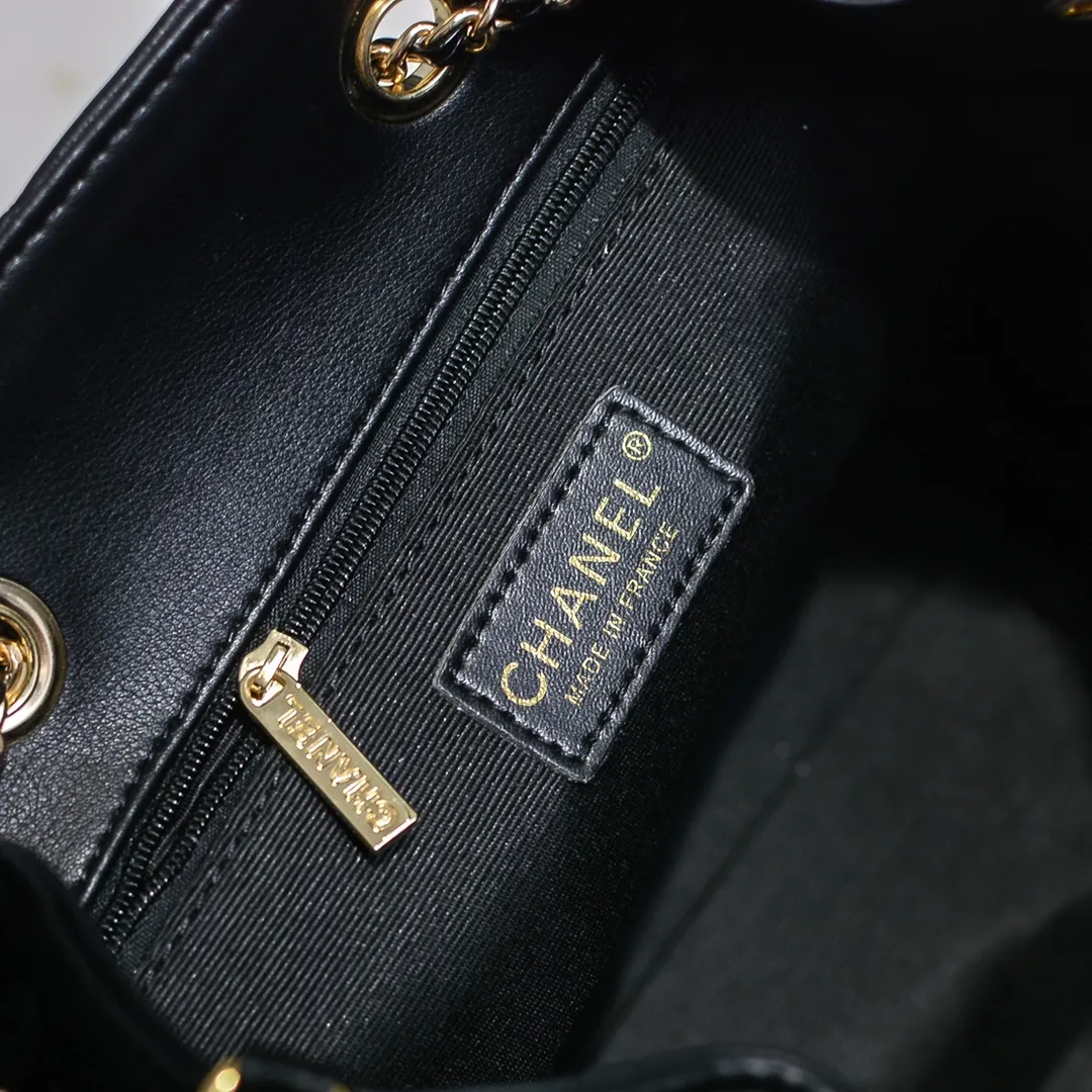💰400￥ Large CHANEL: 2020 new model Double C chain pull rope mini bucket cowhide series, gold hardware accessories: large ribbed design, super aesthetic, which is Xiaoxiang’s design style in the past two years, the cowhide feels soft and comfortable, more suitable for mini-shaped bags. Perfectly designed, clean, casual and fashionable, this is a must-have drawstring bag. Size black ready stock. Style number: 1801# Size: 21*23*15cm