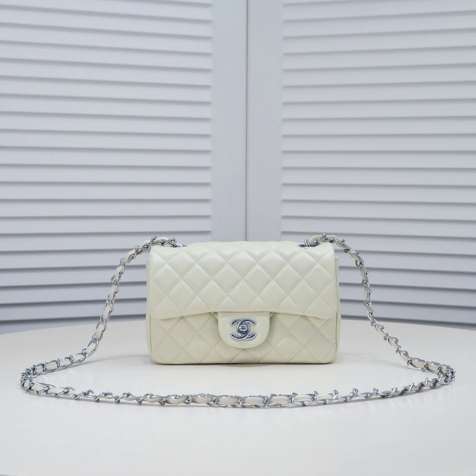 💰320￥Off-white💥CF versatile caviar cowhide🌹 Chanel💃🏻‼ ️Eternal classic style [shy] noble temperament💃🏻favorite of celebrities🌟soft leather and high-end👍counter hardware exquisite workmanship to reject defects [strong] both dazzling and feminine 😝[strong] luxurious and durable🌟size: 20*14*7cm style number 1116 reverse edge