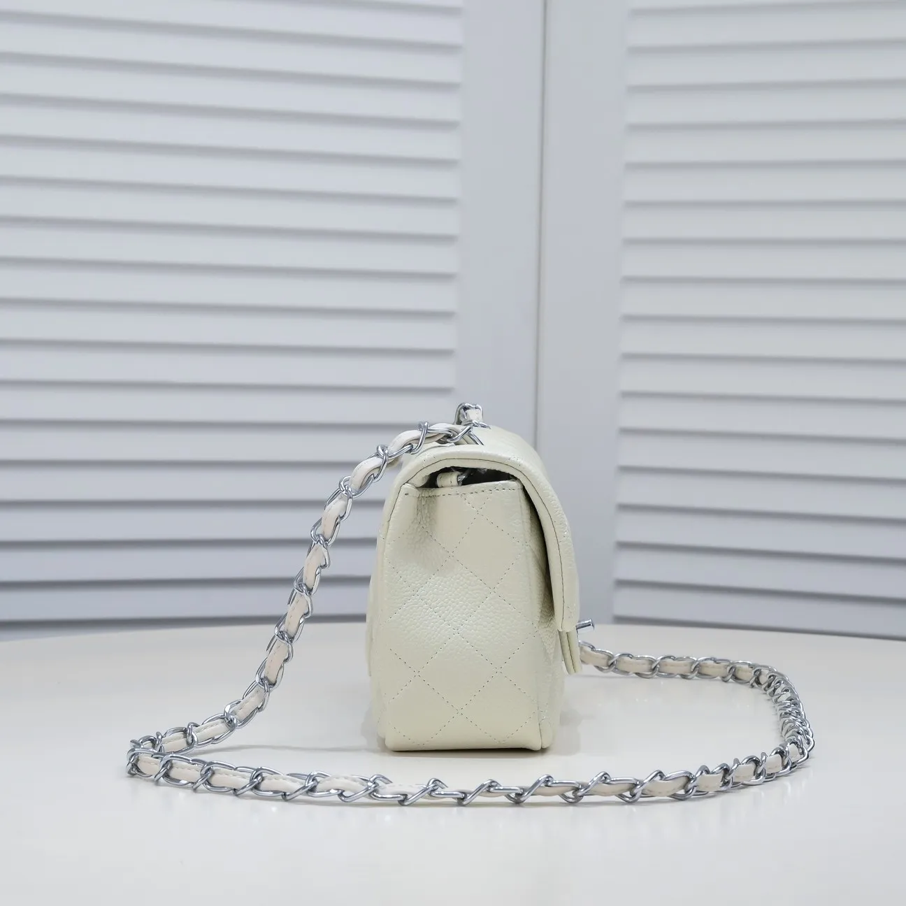 💰320￥Off-white💥CF versatile caviar cowhide🌹 Chanel💃🏻‼ ️Eternal classic style [shy] noble temperament💃🏻favorite of celebrities🌟soft leather and high-end👍counter hardware exquisite workmanship to reject defects [strong] both dazzling and feminine 😝[strong] luxurious and durable🌟size: 20*14*7cm style number 1116 reverse edge