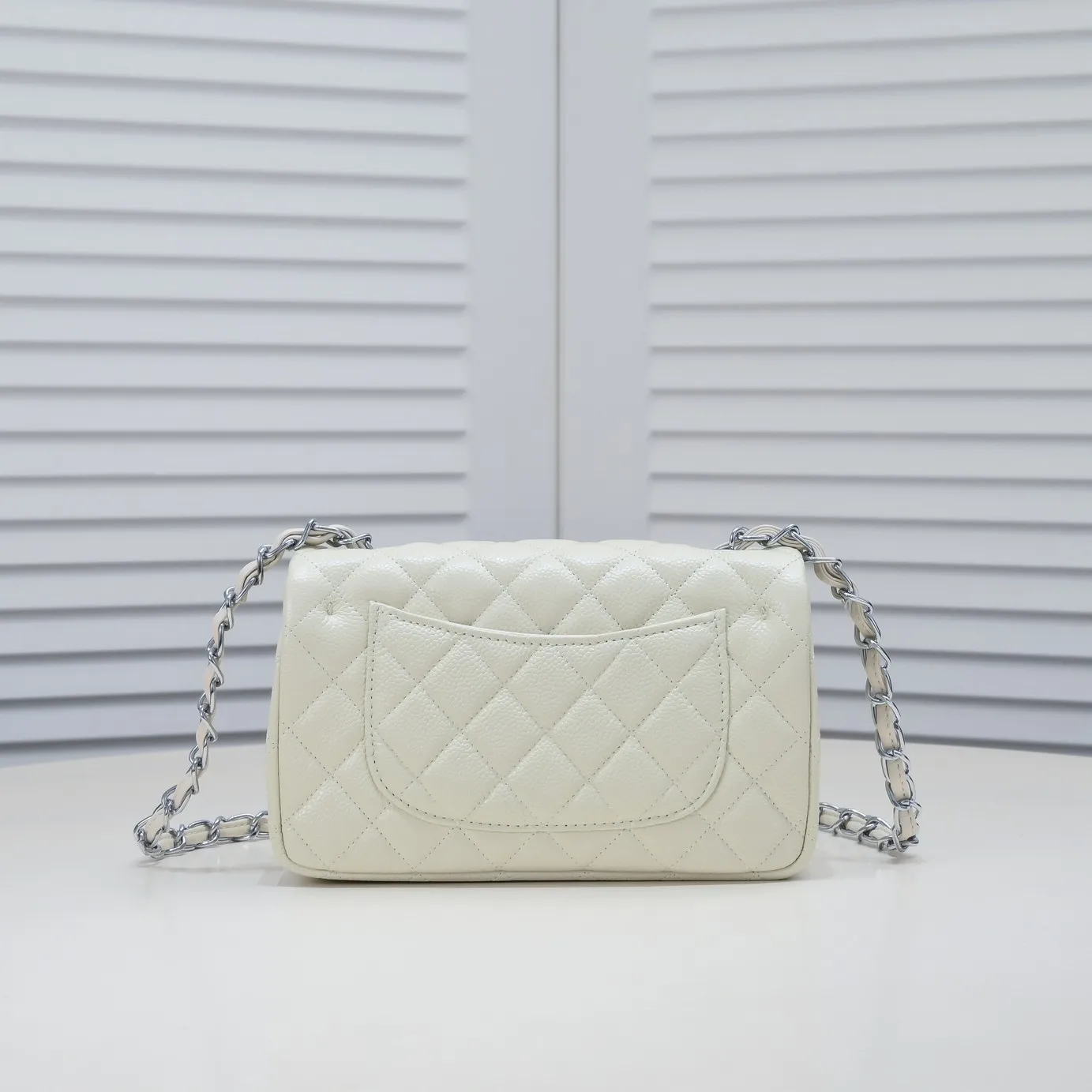 💰320￥Off-white💥CF versatile caviar cowhide🌹 Chanel💃🏻‼ ️Eternal classic style [shy] noble temperament💃🏻favorite of celebrities🌟soft leather and high-end👍counter hardware exquisite workmanship to reject defects [strong] both dazzling and feminine 😝[strong] luxurious and durable🌟size: 20*14*7cm style number 1116 reverse edge