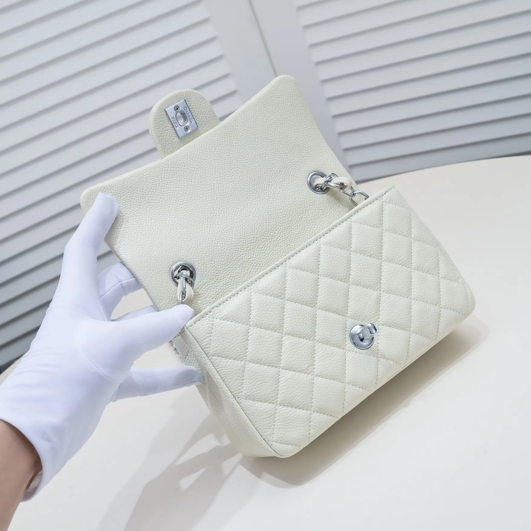 💰320￥Off-white💥CF versatile caviar cowhide🌹 Chanel💃🏻‼ ️Eternal classic style [shy] noble temperament💃🏻favorite of celebrities🌟soft leather and high-end👍counter hardware exquisite workmanship to reject defects [strong] both dazzling and feminine 😝[strong] luxurious and durable🌟size: 20*14*7cm style number 1116 reverse edge