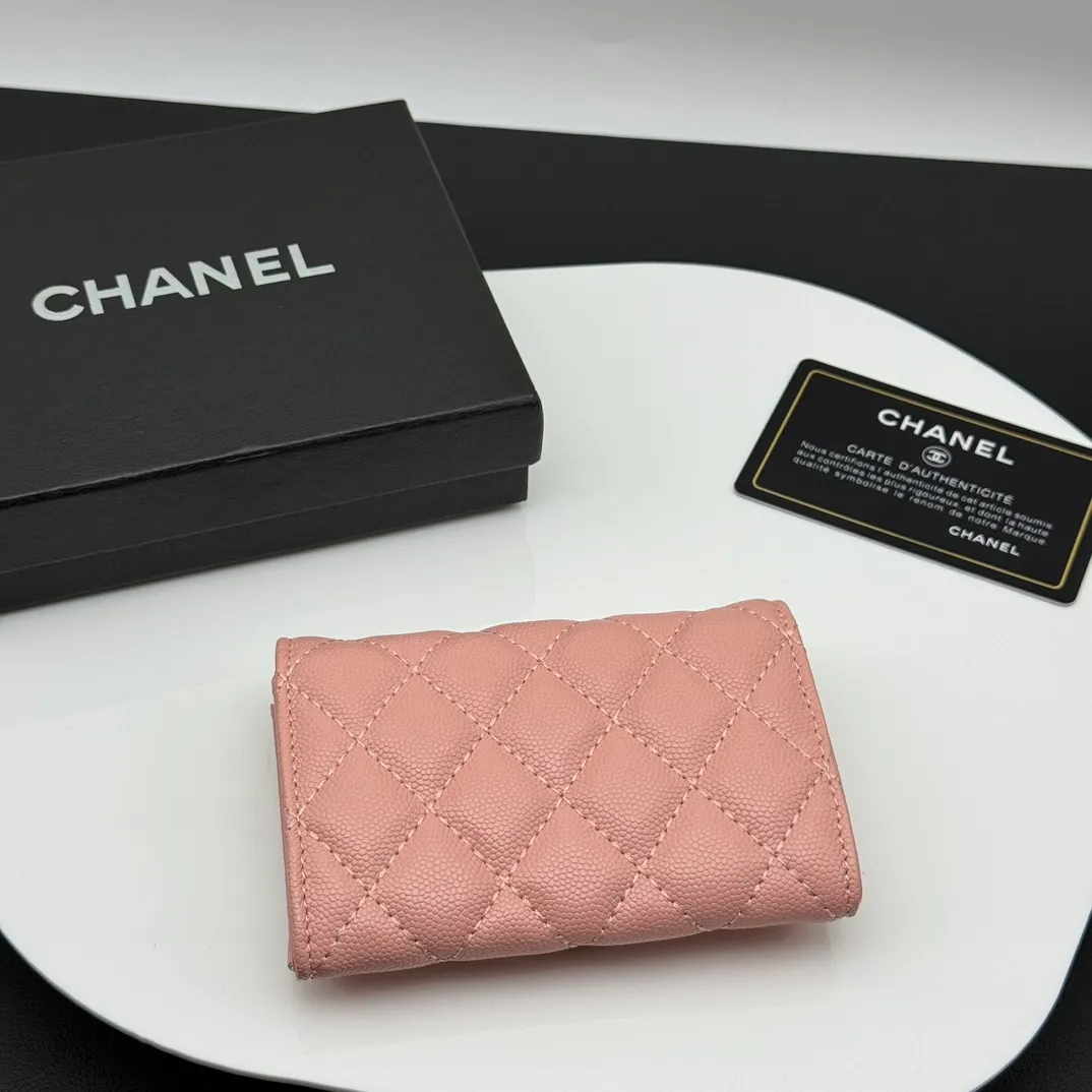 💰130 💎Top quality 💖 𝑪𝑯𝑨𝑵𝑬𝑳 Caviar powder / gold 💌 23K classic rhombus lambskin Chanel wallet 👛 CHANEL Classic Series Many new cf small card bags have arrived! This card holder has an extra card pocket at the back than the previous classic card holder❤️You can store cards and coins separately😊A very practical coin purse❤️Model number: AP458 Size: 11X7.5X2