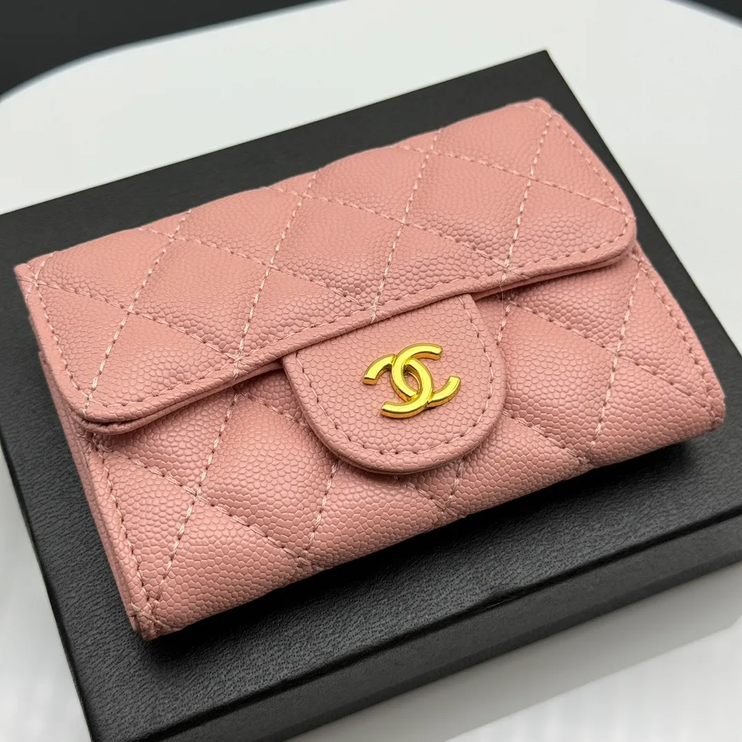 💰130 💎Top quality 💖 𝑪𝑯𝑨𝑵𝑬𝑳 Caviar powder / gold 💌 23K classic rhombus lambskin Chanel wallet 👛 CHANEL Classic Series Many new cf small card bags have arrived! This card holder has an extra card pocket at the back than the previous classic card holder❤️You can store cards and coins separately😊A very practical coin purse❤️Model number: AP458 Size: 11X7.5X2