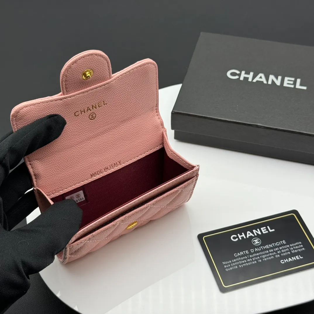 💰130 💎Top quality 💖 𝑪𝑯𝑨𝑵𝑬𝑳 Caviar powder / gold 💌 23K classic rhombus lambskin Chanel wallet 👛 CHANEL Classic Series Many new cf small card bags have arrived! This card holder has an extra card pocket at the back than the previous classic card holder❤️You can store cards and coins separately😊A very practical coin purse❤️Model number: AP458 Size: 11X7.5X2