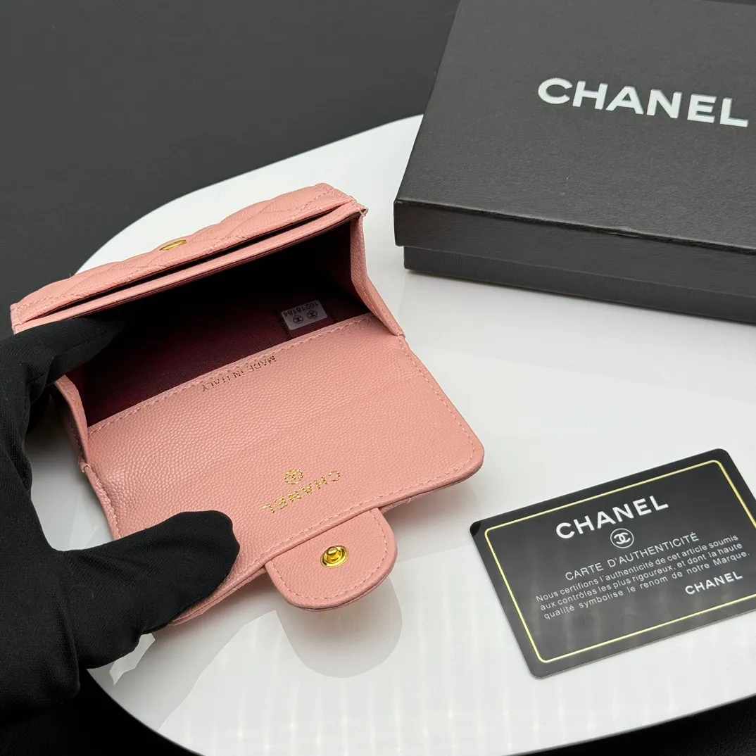 💰130 💎Top quality 💖 𝑪𝑯𝑨𝑵𝑬𝑳 Caviar powder / gold 💌 23K classic rhombus lambskin Chanel wallet 👛 CHANEL Classic Series Many new cf small card bags have arrived! This card holder has an extra card pocket at the back than the previous classic card holder❤️You can store cards and coins separately😊A very practical coin purse❤️Model number: AP458 Size: 11X7.5X2