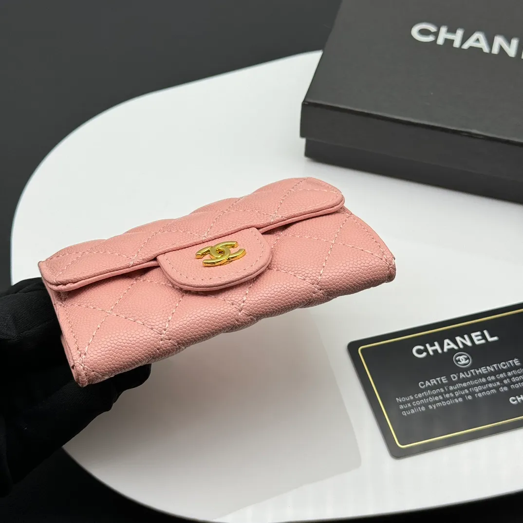 💰130 💎Top quality 💖 𝑪𝑯𝑨𝑵𝑬𝑳 Caviar powder / gold 💌 23K classic rhombus lambskin Chanel wallet 👛 CHANEL Classic Series Many new cf small card bags have arrived! This card holder has an extra card pocket at the back than the previous classic card holder❤️You can store cards and coins separately😊A very practical coin purse❤️Model number: AP458 Size: 11X7.5X2