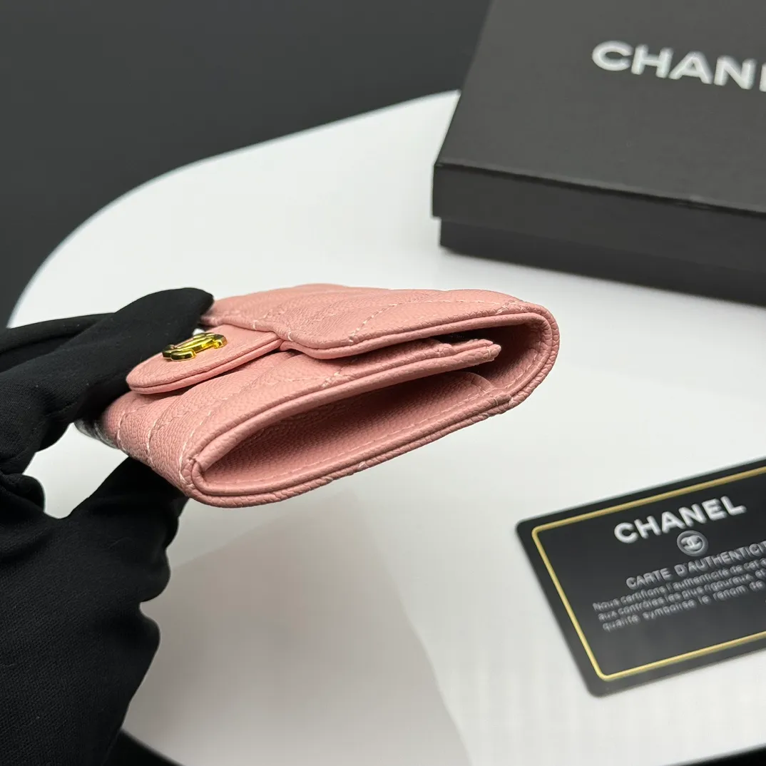 💰130 💎Top quality 💖 𝑪𝑯𝑨𝑵𝑬𝑳 Caviar powder / gold 💌 23K classic rhombus lambskin Chanel wallet 👛 CHANEL Classic Series Many new cf small card bags have arrived! This card holder has an extra card pocket at the back than the previous classic card holder❤️You can store cards and coins separately😊A very practical coin purse❤️Model number: AP458 Size: 11X7.5X2