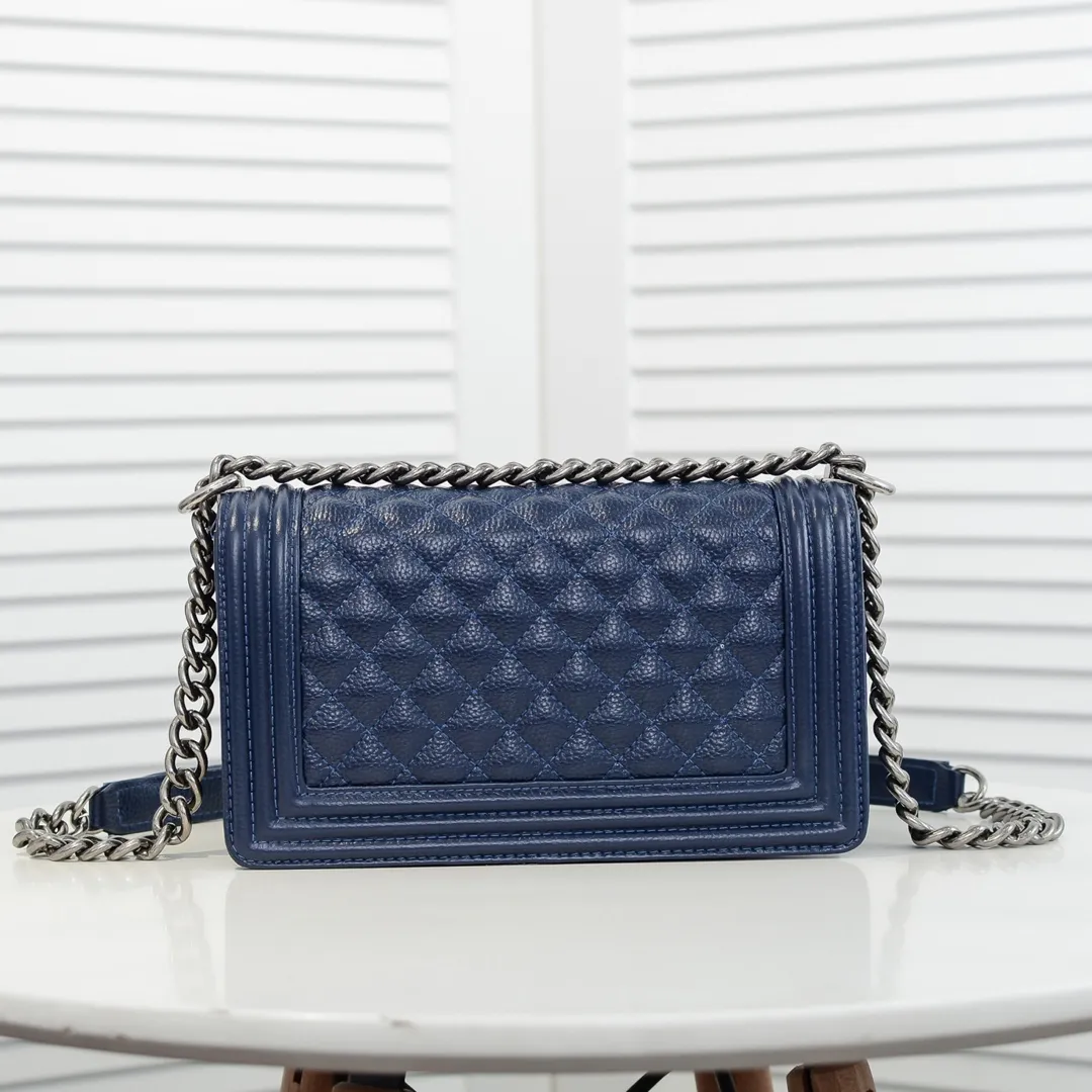 💰460￥ "Full leather inside and out with original hardware" Chanel👑 Using imported first-layer cowhide with lychee pattern [color] [lightning] thickened electroplated hardware accessories🌈The workmanship is comparable to the original order💪The bottom can be pinched and rebounded without trace, absolutely spot-on and real-life, fashionable and durable💪💪High-end quality, no pressure in and out of the drill cabinet💏, size 25*15*8cm Style number: 67086