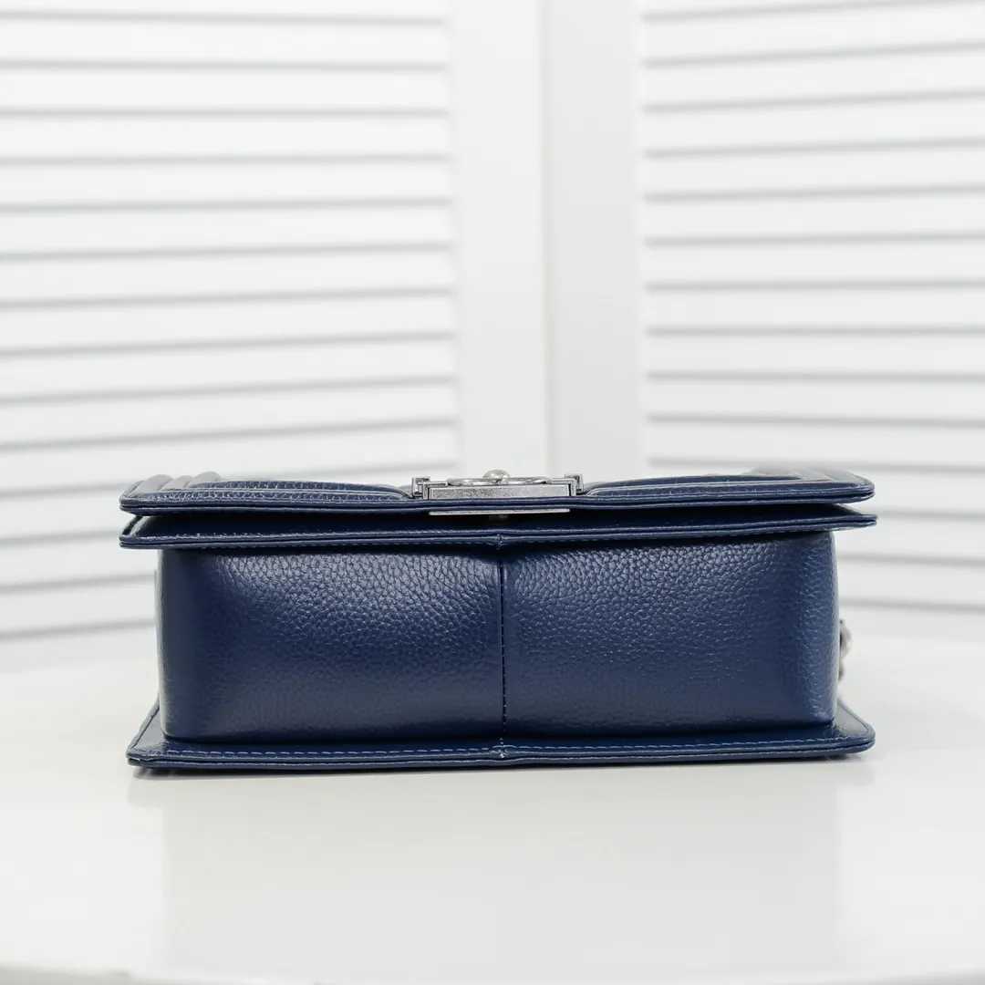 💰460￥ "Full leather inside and out with original hardware" Chanel👑 Using imported first-layer cowhide with lychee pattern [color] [lightning] thickened electroplated hardware accessories🌈The workmanship is comparable to the original order💪The bottom can be pinched and rebounded without trace, absolutely spot-on and real-life, fashionable and durable💪💪High-end quality, no pressure in and out of the drill cabinet💏, size 25*15*8cm Style number: 67086