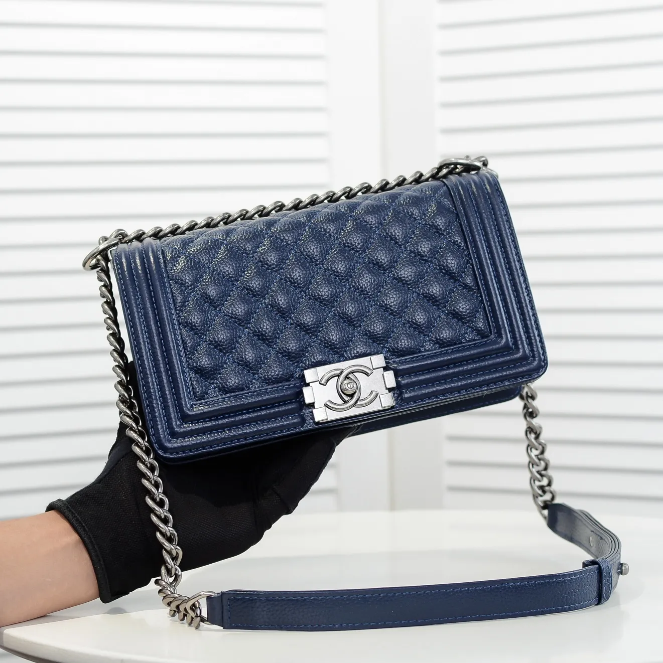 💰460￥ "Full leather inside and out with original hardware" Chanel👑 Using imported first-layer cowhide with lychee pattern [color] [lightning] thickened electroplated hardware accessories🌈The workmanship is comparable to the original order💪The bottom can be pinched and rebounded without trace, absolutely spot-on and real-life, fashionable and durable💪💪High-end quality, no pressure in and out of the drill cabinet💏, size 25*15*8cm Style number: 67086