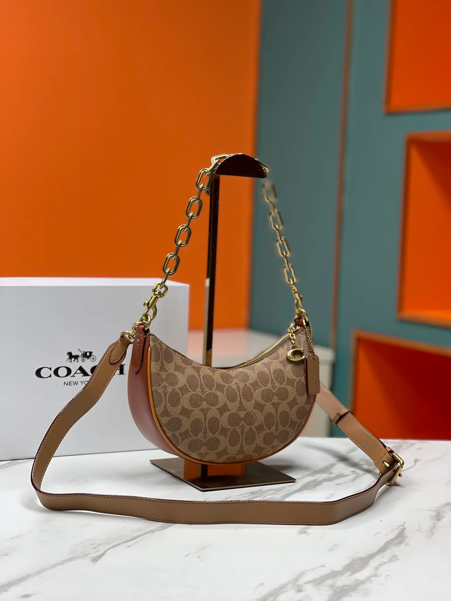 Top original order, batch 460💰Coach new crescent bag Mira model CM562 crescent bag is super popular this year! This bag type needs no further introduction. The shape of Coach's bag is close to a semicircle, the leather is soft, and it is the most comfortable on both sides. You can choose a brass chain with stitching technology, or you can choose a wide shoulder strap, which is labor-saving and stylish. Size 23.5X16X6.5