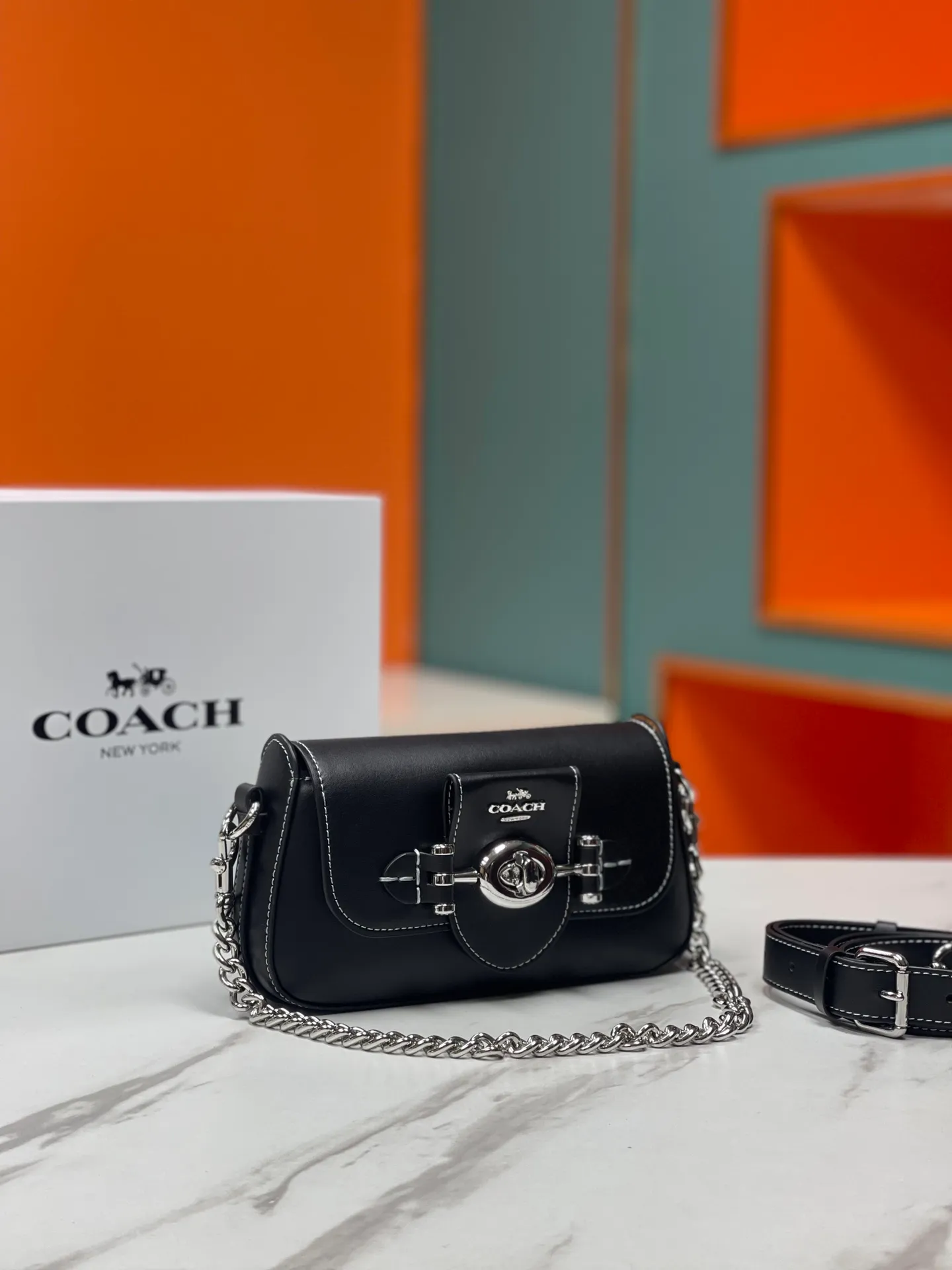 Top original order, batch 460💰Coach new product model CM049 brie underarm bag This shoulder bag meets elegance and coolness, with a baguette-inspired style that is light and exquisite in craftsmanship. Whether worn under the arm or across the body, it will look incredible ~ Exquisite buckle and turnlock design, fashionable and retro while also having practical attributes 22X13X5.5