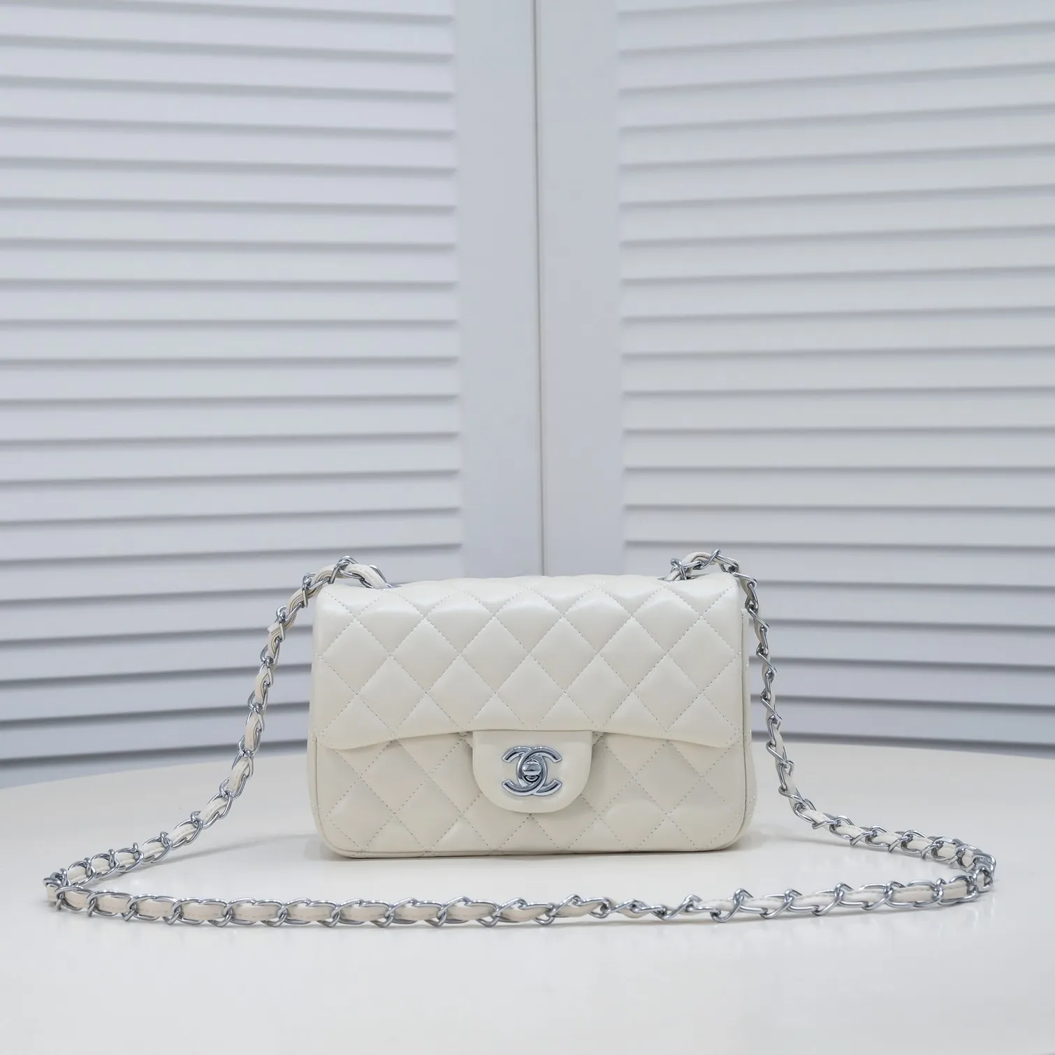 💰320￥ Off-white 1116 color CF versatile lambskin 🌹 Chanel 💃🏻‼ ️Eternal classic style [shy] noble temperament💃🏻favorite of celebrities🌟soft leather and high-end👍counter hardware exquisite workmanship to reject flaws [strong] both dazzling and feminine 😝[strong] luxurious and durable🌟Size: 20*14*7cm Style number: 1116