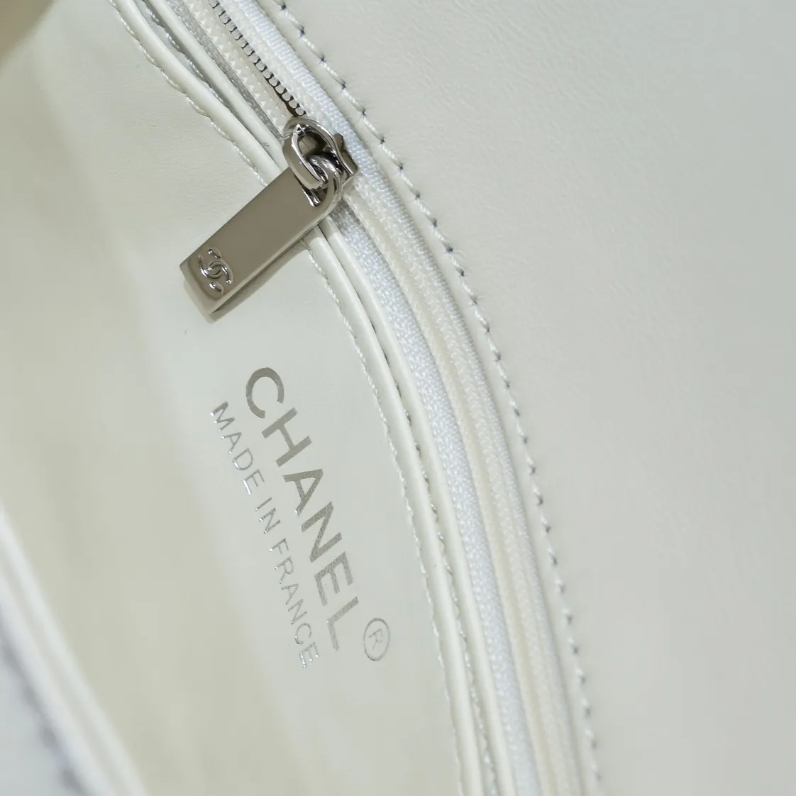 💰320￥ Off-white 1116 color CF versatile lambskin 🌹 Chanel 💃🏻‼ ️Eternal classic style [shy] noble temperament💃🏻favorite of celebrities🌟soft leather and high-end👍counter hardware exquisite workmanship to reject flaws [strong] both dazzling and feminine 😝[strong] luxurious and durable🌟Size: 20*14*7cm Style number: 1116
