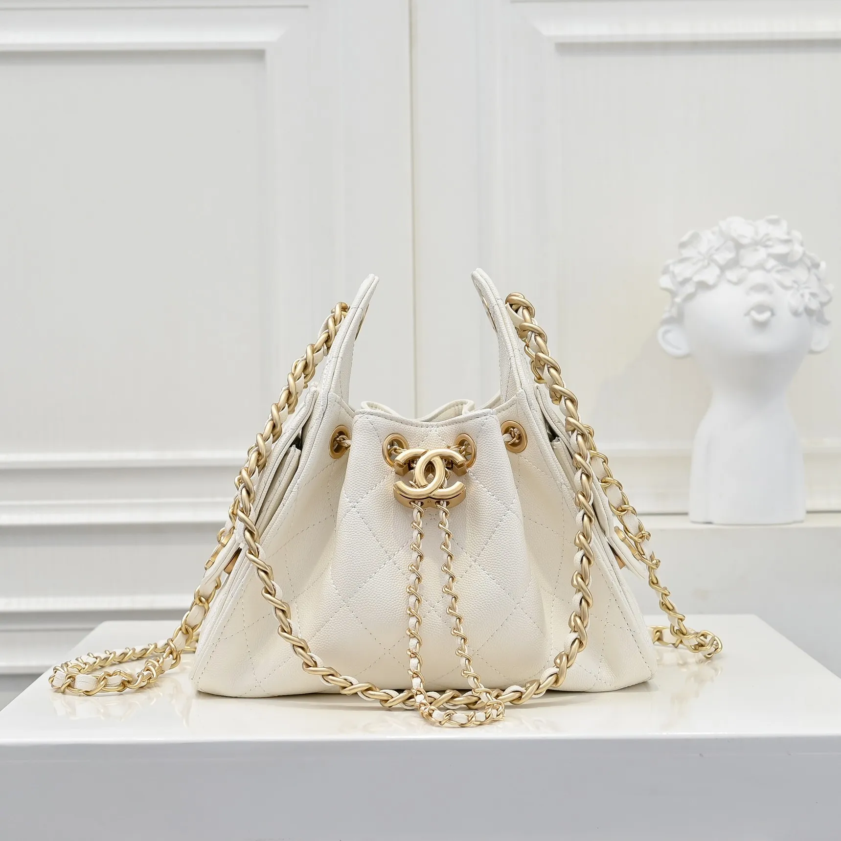 💰480￥Mini chanel 25c bag king ball pattern cowhide hobo armpit bag hippie armpit bag mini retro gold coin button drawstring bucket bag + rhombus pattern + retro black gold classic chain design, full of high-end sense! A must-have for daily travel, with exquisite appearance and delicate texture, it can be easily worn in both casual and formal occasions. It is small and cute and comes with a cross-body chain, which is very nice. Size: 20x22x12.5cm Style number: 7016 Material: ball pattern