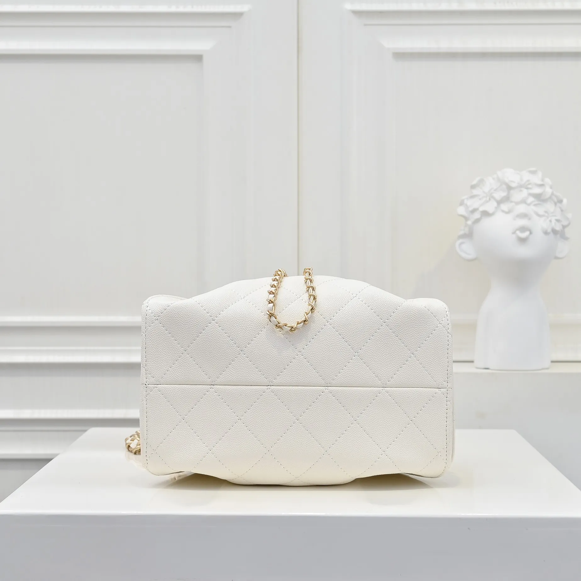 💰480￥Mini chanel 25c bag king ball pattern cowhide hobo armpit bag hippie armpit bag mini retro gold coin button drawstring bucket bag + rhombus pattern + retro black gold classic chain design, full of high-end sense! A must-have for daily travel, with exquisite appearance and delicate texture, it can be easily worn in both casual and formal occasions. It is small and cute and comes with a cross-body chain, which is very nice. Size: 20x22x12.5cm Style number: 7016 Material: ball pattern