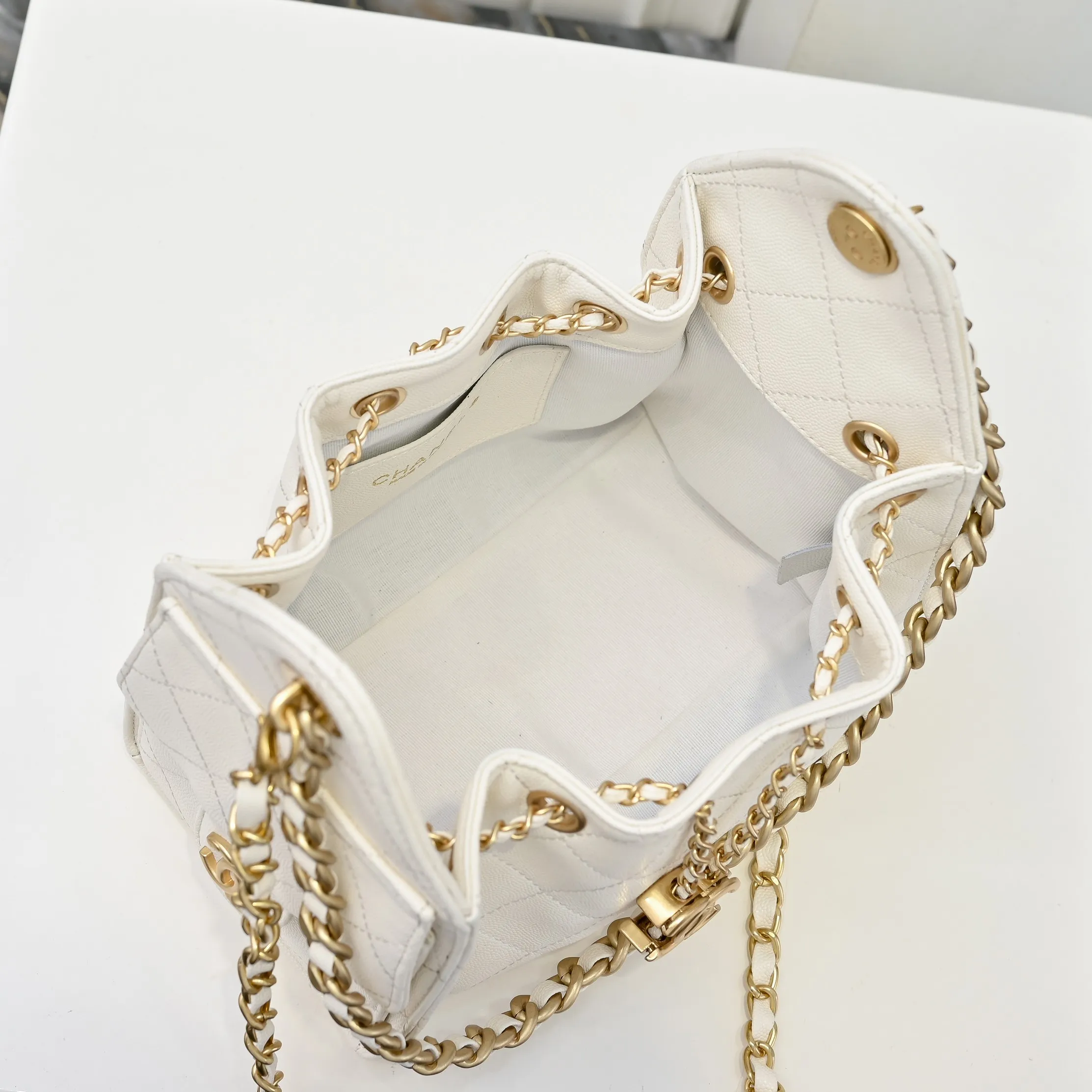💰480￥Mini chanel 25c bag king ball pattern cowhide hobo armpit bag hippie armpit bag mini retro gold coin button drawstring bucket bag + rhombus pattern + retro black gold classic chain design, full of high-end sense! A must-have for daily travel, with exquisite appearance and delicate texture, it can be easily worn in both casual and formal occasions. It is small and cute and comes with a cross-body chain, which is very nice. Size: 20x22x12.5cm Style number: 7016 Material: ball pattern