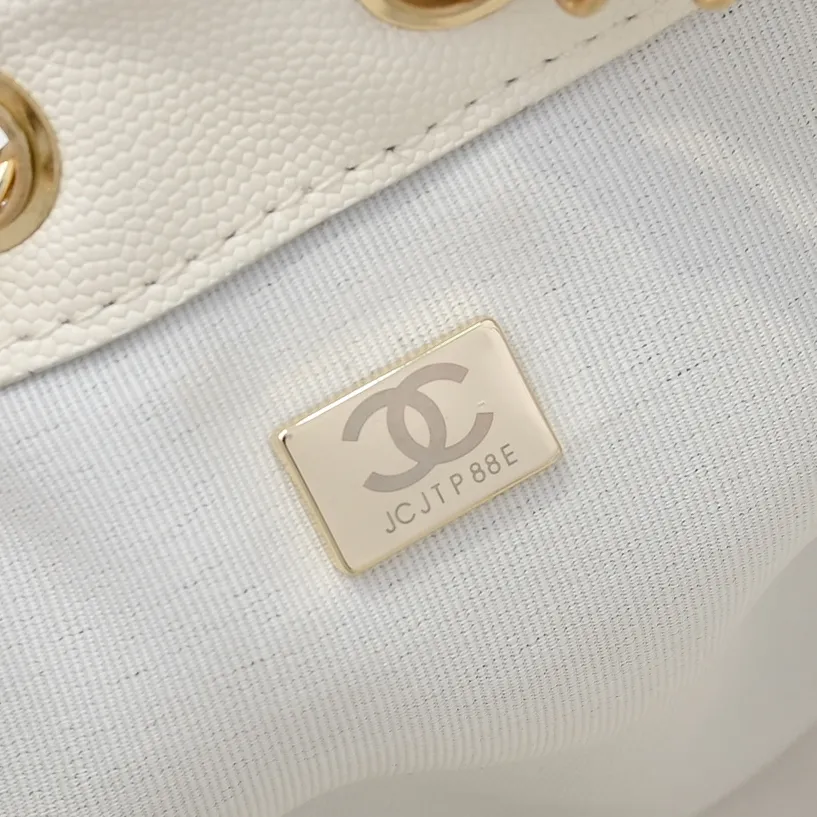 💰480￥Mini chanel 25c bag king ball pattern cowhide hobo armpit bag hippie armpit bag mini retro gold coin button drawstring bucket bag + rhombus pattern + retro black gold classic chain design, full of high-end sense! A must-have for daily travel, with exquisite appearance and delicate texture, it can be easily worn in both casual and formal occasions. It is small and cute and comes with a cross-body chain, which is very nice. Size: 20x22x12.5cm Style number: 7016 Material: ball pattern