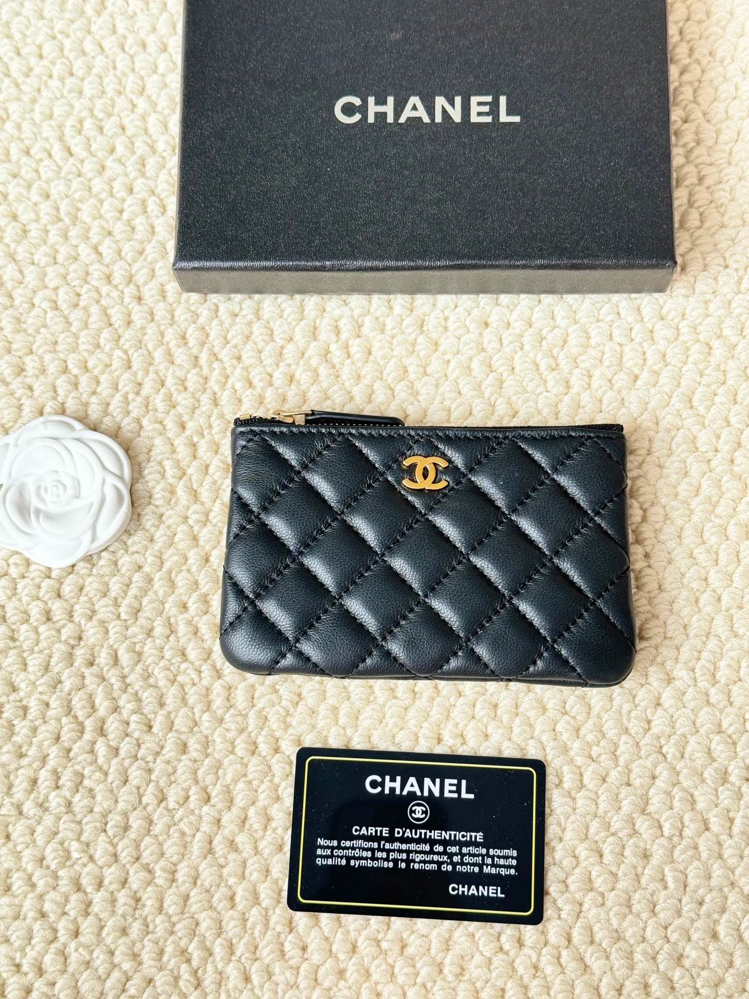 💰130 CHANEL Classic Caviar has a fresh design, with an exquisite replica flavor, very beautiful, the latest in 2023 from the official website🆕Card holder Caviar medium ball grain cowhide is scratch-resistant and has a super glossy feel. It is troublesome to carry a bag that is too big in summer. It is suitable for putting in a mini bag and convenient for carrying in your pocket😍 The bag has a zipper, which is super practical. You can also put cards, change, coins, and keys inside! Style number: 82365 Size: 15*8.5