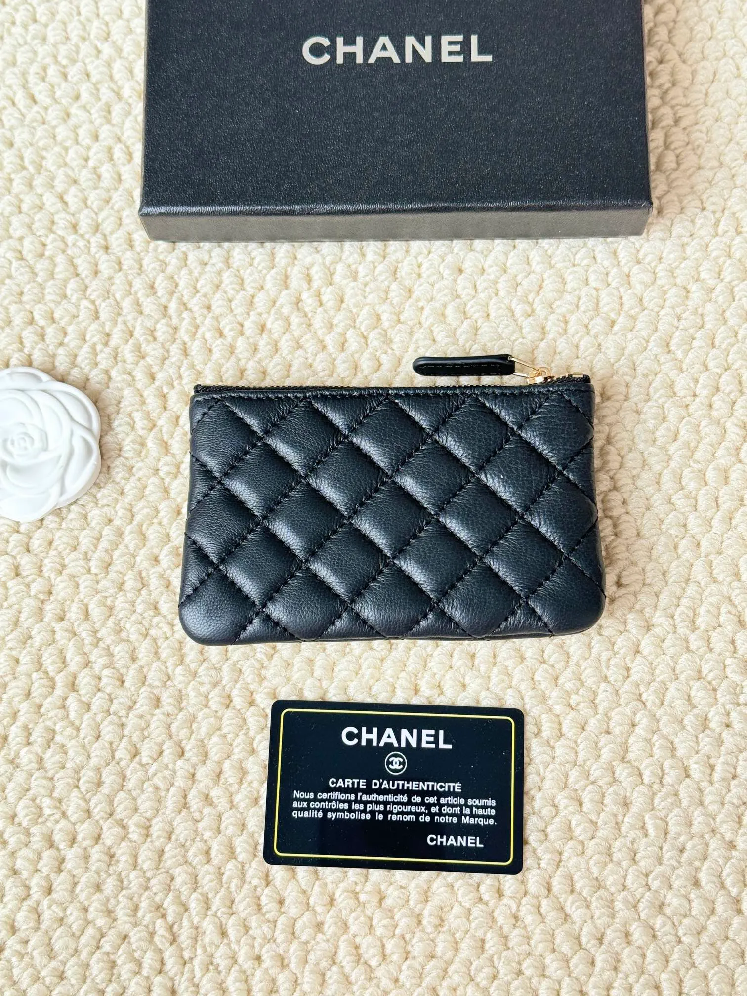 💰130 CHANEL Classic Caviar has a fresh design, with an exquisite replica flavor, very beautiful, the latest in 2023 from the official website🆕Card holder Caviar medium ball grain cowhide is scratch-resistant and has a super glossy feel. It is troublesome to carry a bag that is too big in summer. It is suitable for putting in a mini bag and convenient for carrying in your pocket😍 The bag has a zipper, which is super practical. You can also put cards, change, coins, and keys inside! Style number: 82365 Size: 15*8.5