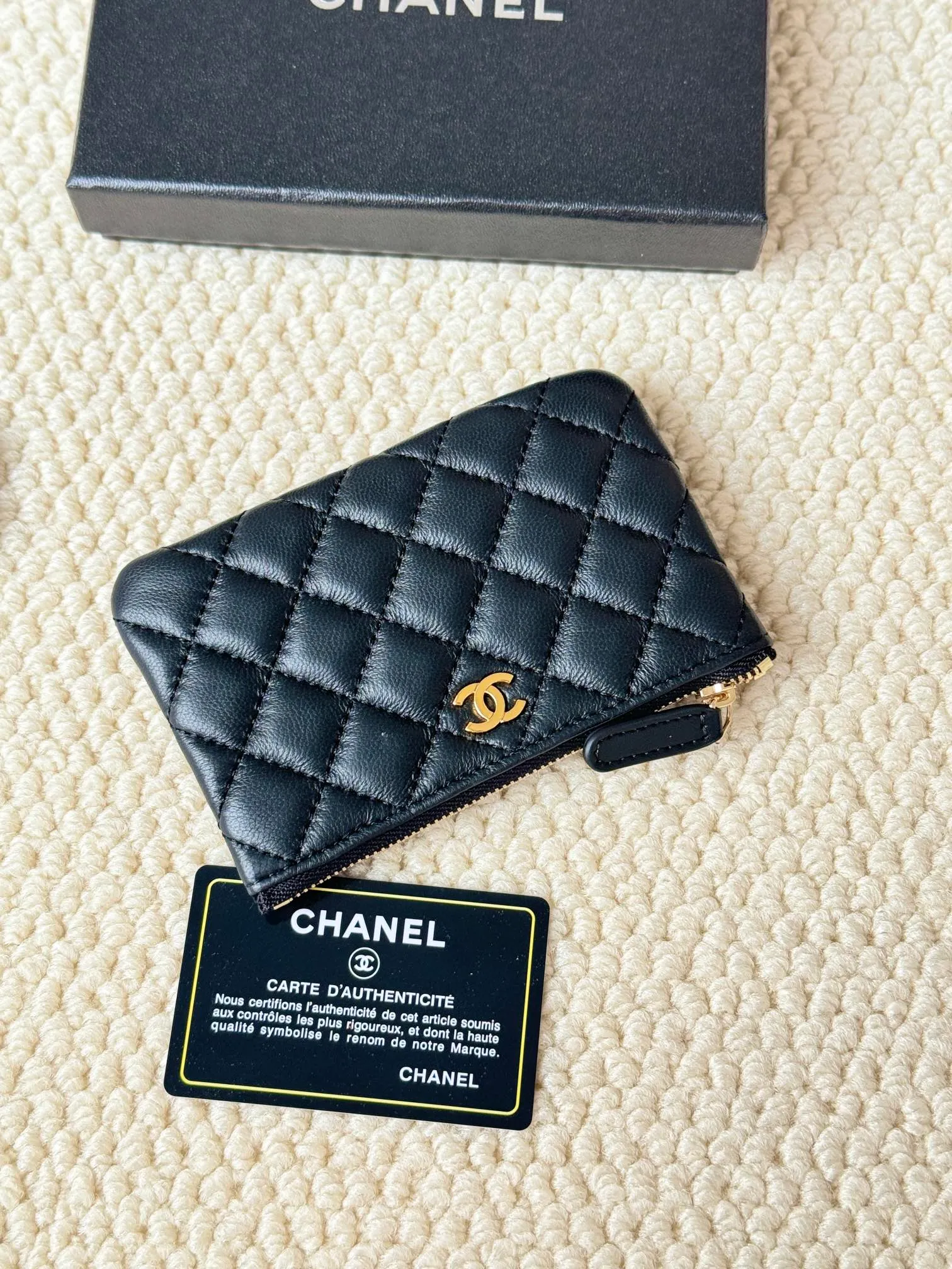 💰130 CHANEL Classic Caviar has a fresh design, with an exquisite replica flavor, very beautiful, the latest in 2023 from the official website🆕Card holder Caviar medium ball grain cowhide is scratch-resistant and has a super glossy feel. It is troublesome to carry a bag that is too big in summer. It is suitable for putting in a mini bag and convenient for carrying in your pocket😍 The bag has a zipper, which is super practical. You can also put cards, change, coins, and keys inside! Style number: 82365 Size: 15*8.5