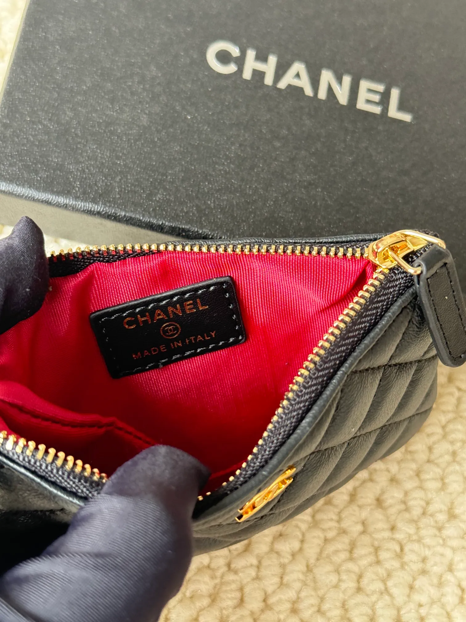 💰130 CHANEL Classic Caviar has a fresh design, with an exquisite replica flavor, very beautiful, the latest in 2023 from the official website🆕Card holder Caviar medium ball grain cowhide is scratch-resistant and has a super glossy feel. It is troublesome to carry a bag that is too big in summer. It is suitable for putting in a mini bag and convenient for carrying in your pocket😍 The bag has a zipper, which is super practical. You can also put cards, change, coins, and keys inside! Style number: 82365 Size: 15*8.5