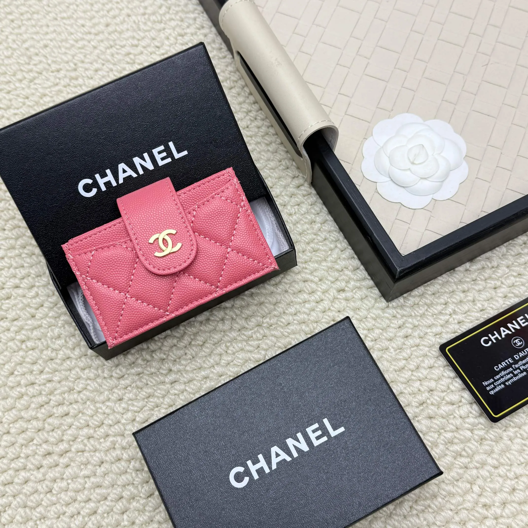 💰130 CHANEL Caviar Sheepskin Accord Card Holder, this card holder is different from ordinary card holders, with an accordion design [色色R], you can easily see each card without having to pull it out. The entire card holder has a total of six card slots, four of which can hold many cards😘😘😘 It is so beautiful, Xiangxiang is really good at designing this card holder, number AT600. Dimensions: Width 10*Height 6*Thickness 2