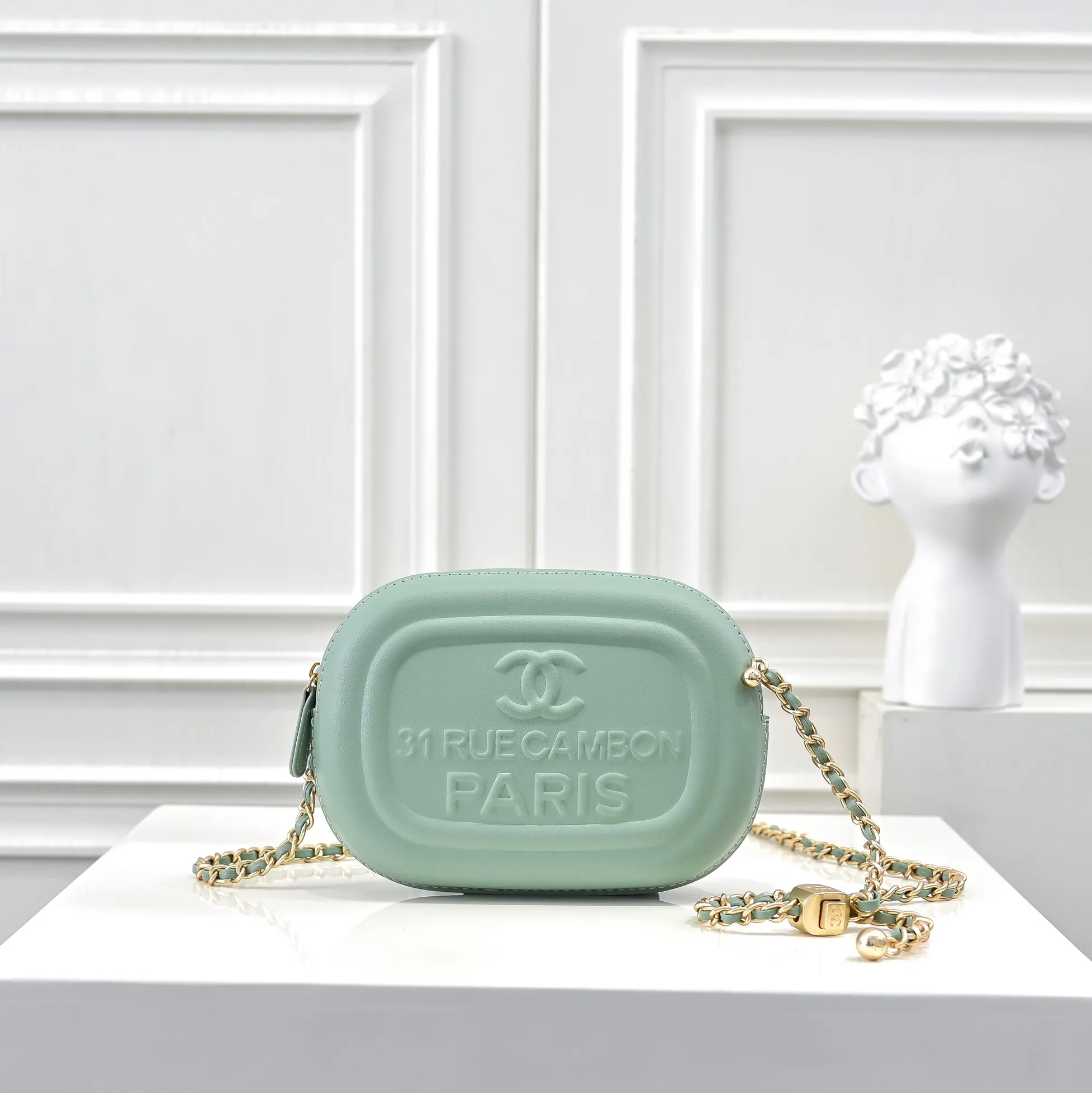 💰380￥CHANEL25C early spring vacation series. Gold fan camera bag. I love this one. The shape is the embossed character design style. I like the versatile object. It is really wow. It is so beautiful. It is a Xiangjia bag that looks small but can hold mobile phone keys, lipstick, powder, card, money, and is just the finishing touch to the whole body look. Size: 18x13cm, style number: 669