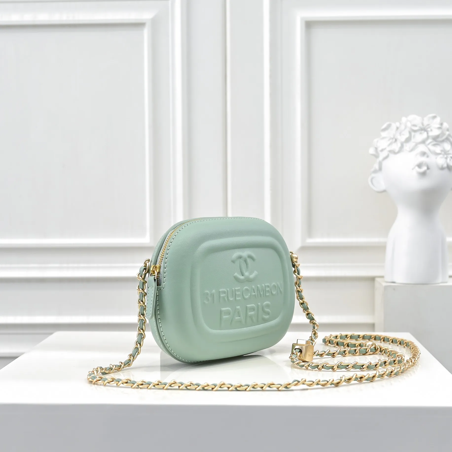 💰380￥CHANEL25C early spring vacation series. Gold fan camera bag. I love this one. The shape is the embossed character design style. I like the versatile object. It is really wow. It is so beautiful. It is a Xiangjia bag that looks small but can hold mobile phone keys, lipstick, powder, card, money, and is just the finishing touch to the whole body look. Size: 18x13cm, style number: 669