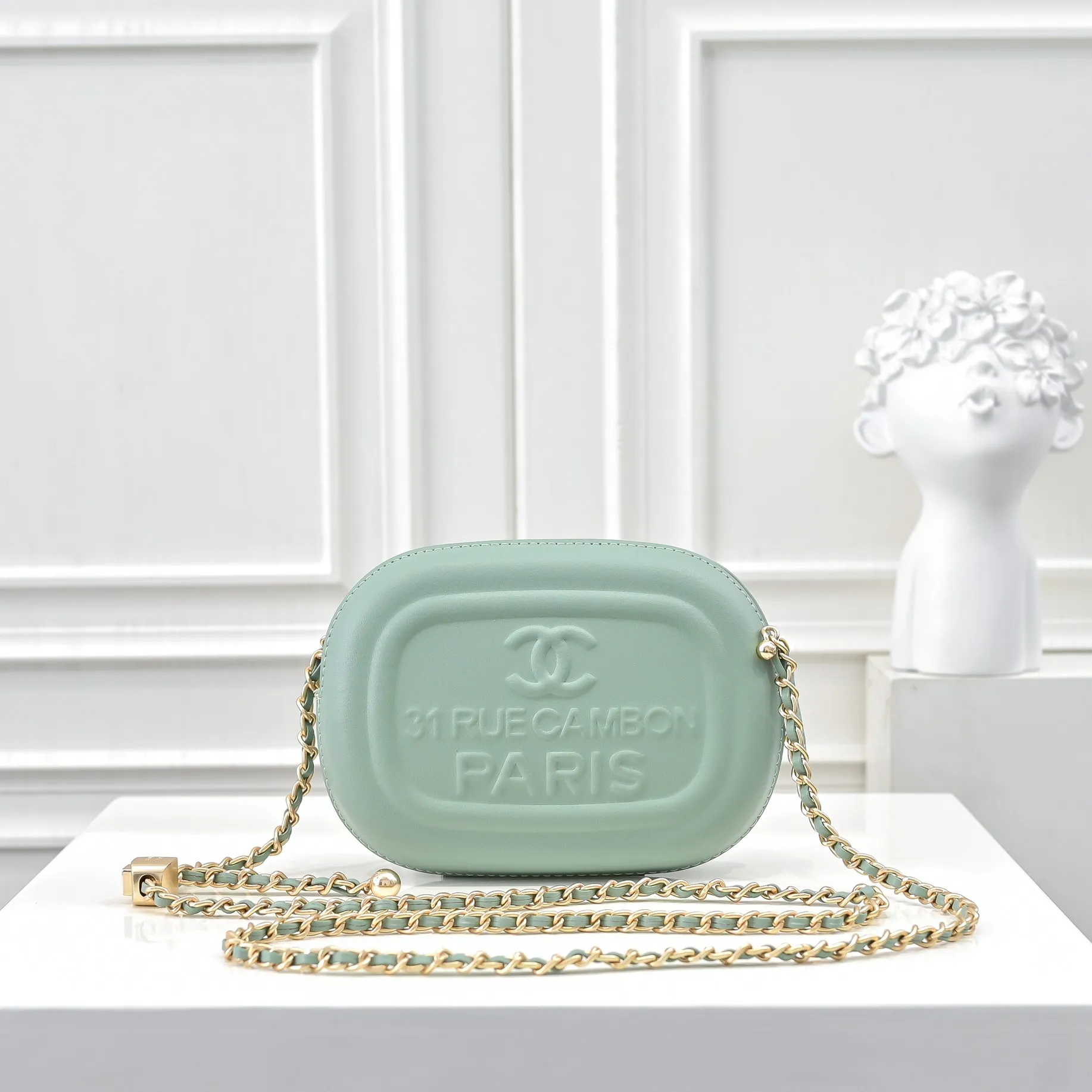 💰380￥CHANEL25C early spring vacation series. Gold fan camera bag. I love this one. The shape is the embossed character design style. I like the versatile object. It is really wow. It is so beautiful. It is a Xiangjia bag that looks small but can hold mobile phone keys, lipstick, powder, card, money, and is just the finishing touch to the whole body look. Size: 18x13cm, style number: 669