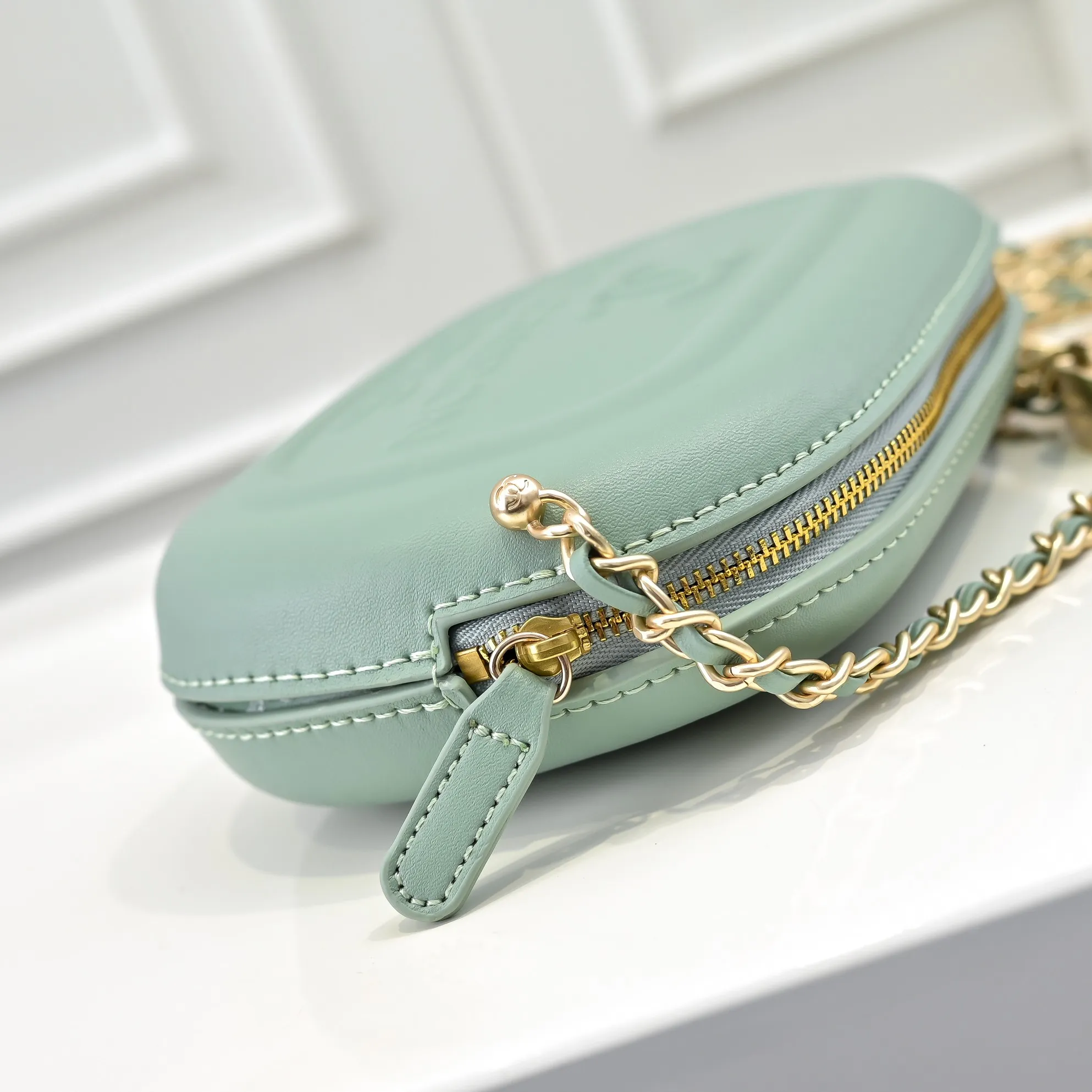 💰380￥CHANEL25C early spring vacation series. Gold fan camera bag. I love this one. The shape is the embossed character design style. I like the versatile object. It is really wow. It is so beautiful. It is a Xiangjia bag that looks small but can hold mobile phone keys, lipstick, powder, card, money, and is just the finishing touch to the whole body look. Size: 18x13cm, style number: 669