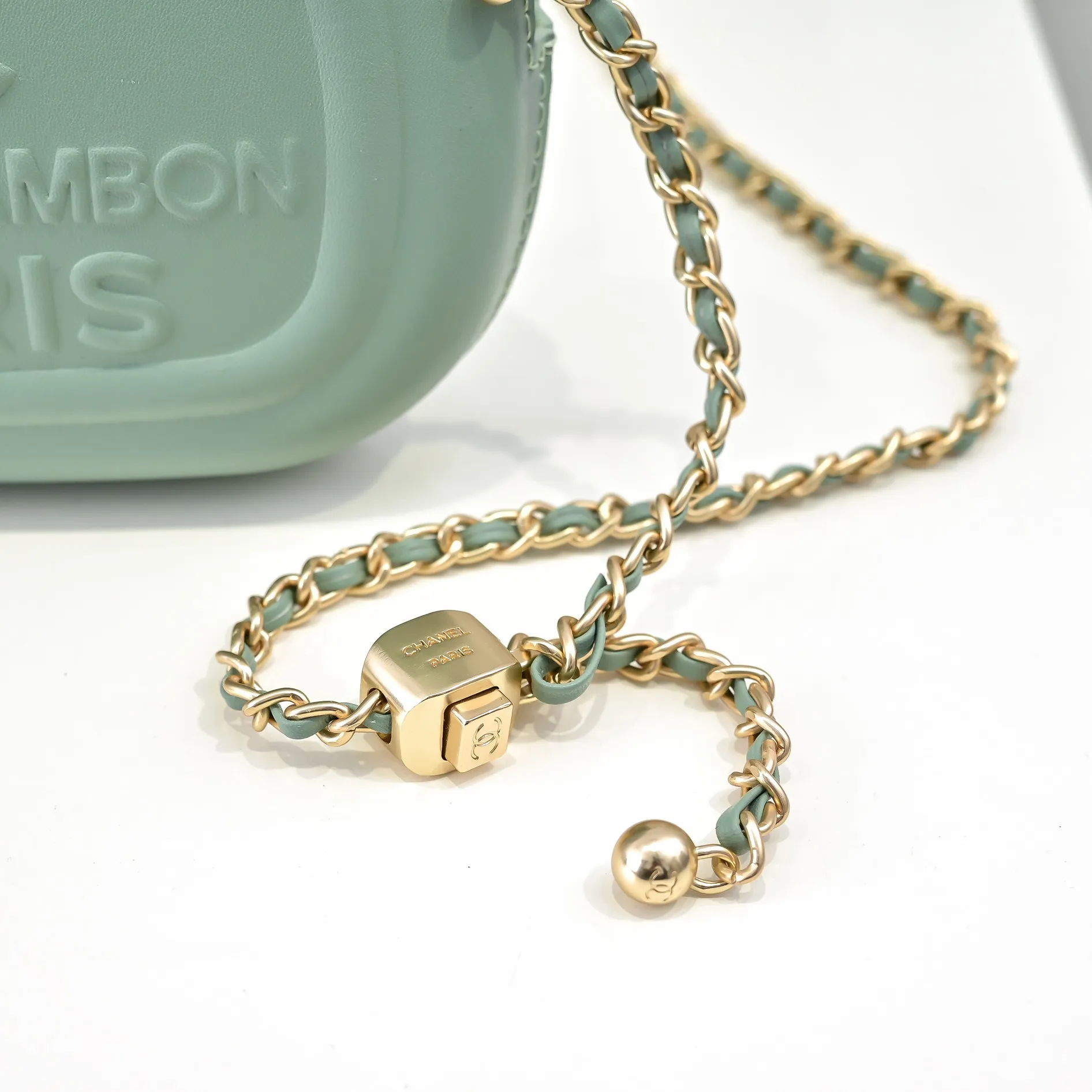 💰380￥CHANEL25C early spring vacation series. Gold fan camera bag. I love this one. The shape is the embossed character design style. I like the versatile object. It is really wow. It is so beautiful. It is a Xiangjia bag that looks small but can hold mobile phone keys, lipstick, powder, card, money, and is just the finishing touch to the whole body look. Size: 18x13cm, style number: 669