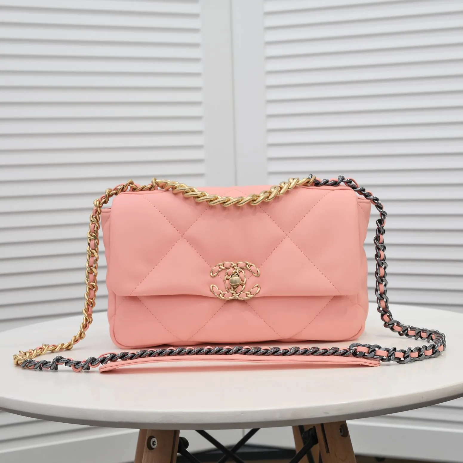 💰370￥Chanel’s latest hot model in small pink size is now available📣📣Synchronized with counters🤭Imported cowhide🐂feels very soft. The upper body effect is super good, it can be carried by hand, on one shoulder or cross-body, showing the elegance and charm of women. Hurry up and get it. Style number: 9010. Size: 26*16*10cm.