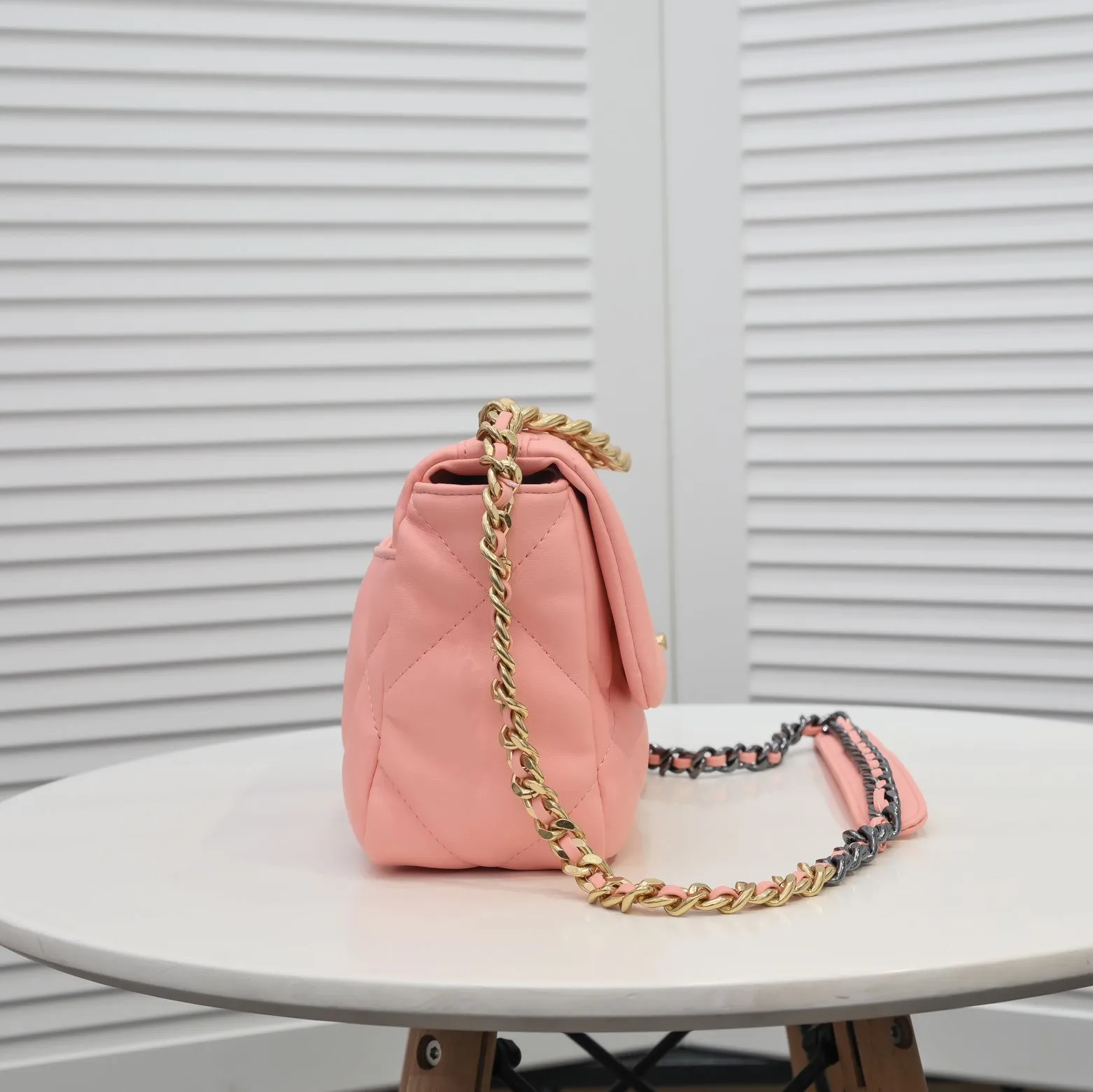 💰370￥Chanel’s latest hot model in small pink size is now available📣📣Synchronized with counters🤭Imported cowhide🐂feels very soft. The upper body effect is super good, it can be carried by hand, on one shoulder or cross-body, showing the elegance and charm of women. Hurry up and get it. Style number: 9010. Size: 26*16*10cm.