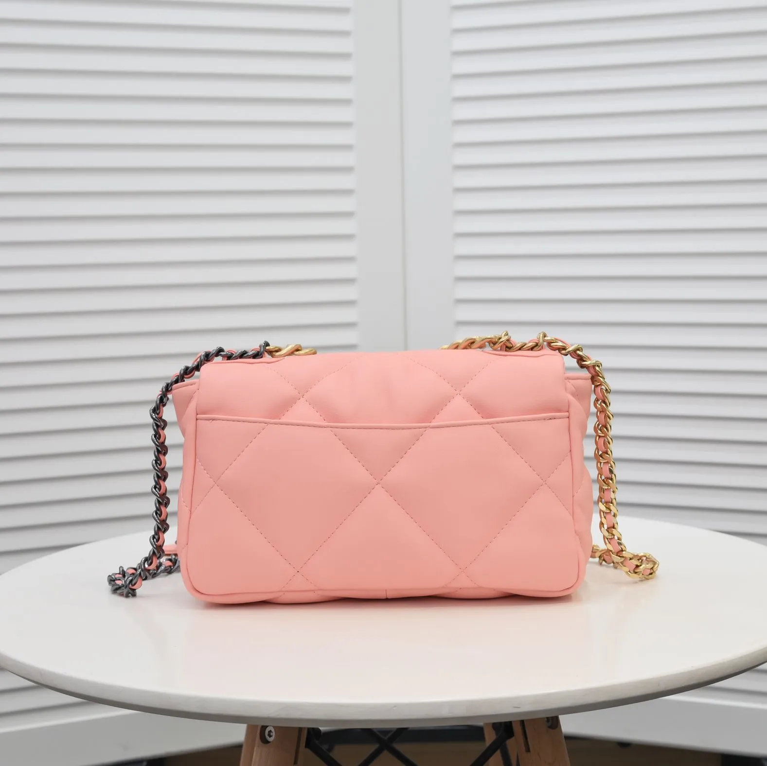 💰370￥Chanel’s latest hot model in small pink size is now available📣📣Synchronized with counters🤭Imported cowhide🐂feels very soft. The upper body effect is super good, it can be carried by hand, on one shoulder or cross-body, showing the elegance and charm of women. Hurry up and get it. Style number: 9010. Size: 26*16*10cm.