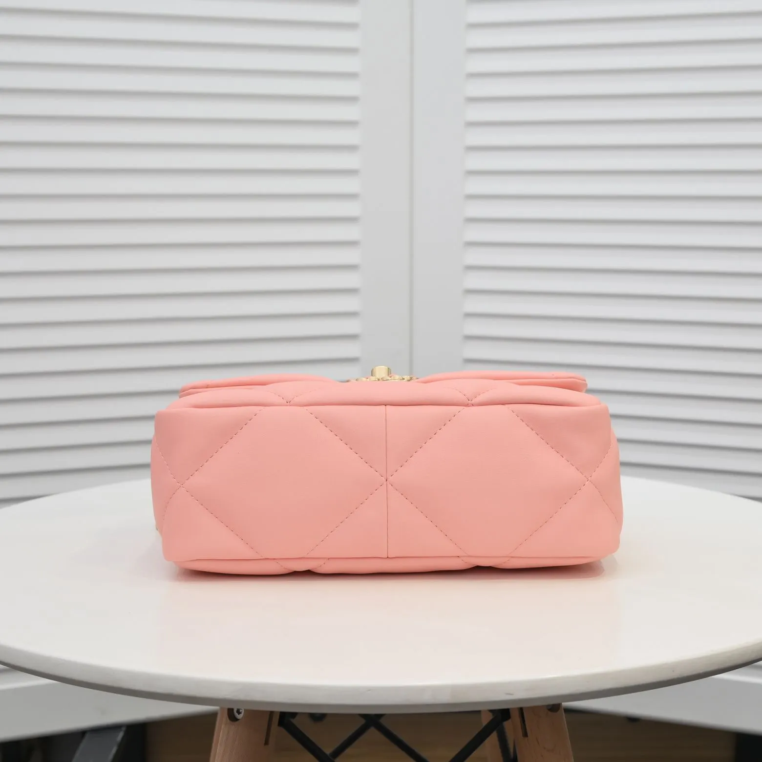 💰370￥Chanel’s latest hot model in small pink size is now available📣📣Synchronized with counters🤭Imported cowhide🐂feels very soft. The upper body effect is super good, it can be carried by hand, on one shoulder or cross-body, showing the elegance and charm of women. Hurry up and get it. Style number: 9010. Size: 26*16*10cm.