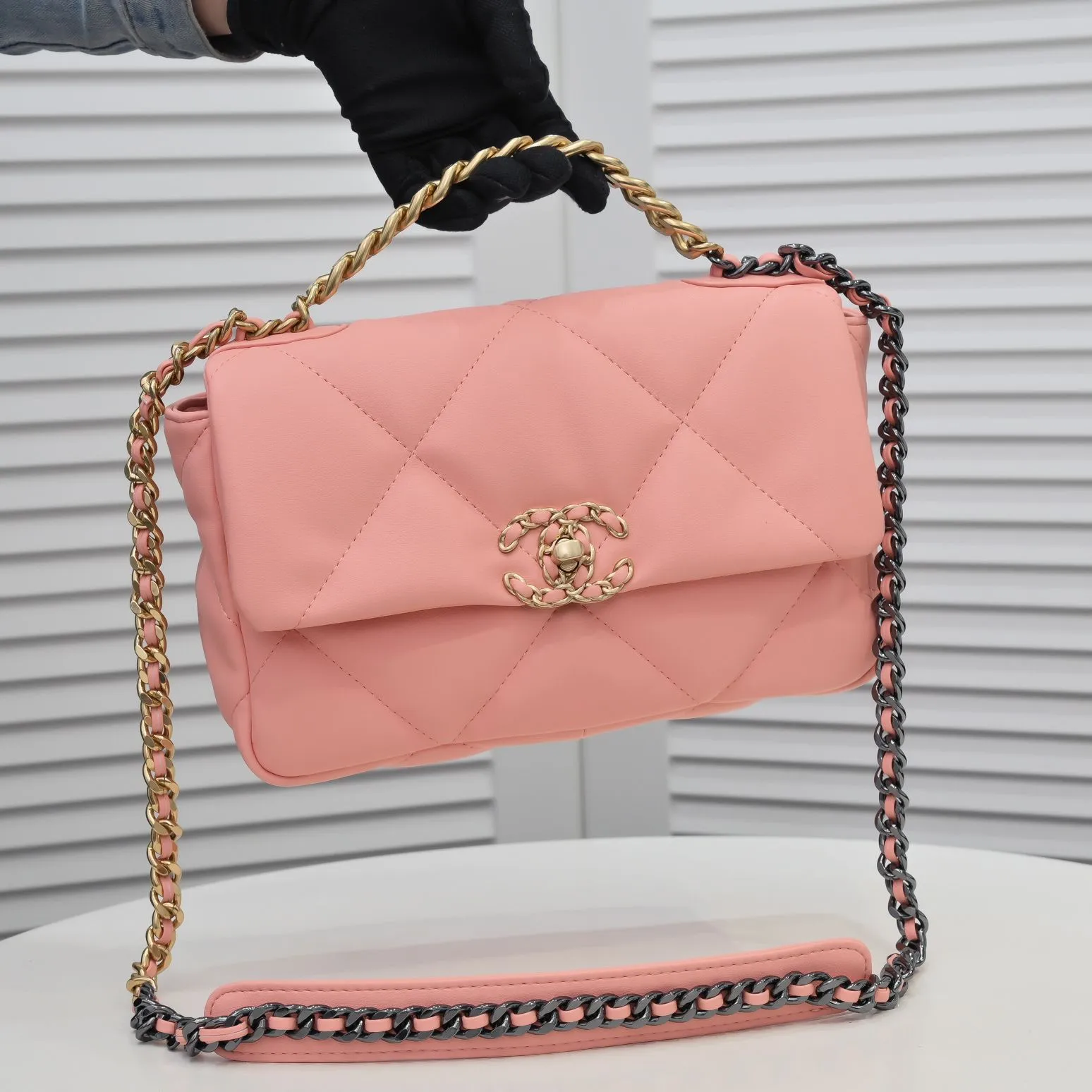 💰370￥Chanel’s latest hot model in small pink size is now available📣📣Synchronized with counters🤭Imported cowhide🐂feels very soft. The upper body effect is super good, it can be carried by hand, on one shoulder or cross-body, showing the elegance and charm of women. Hurry up and get it. Style number: 9010. Size: 26*16*10cm.