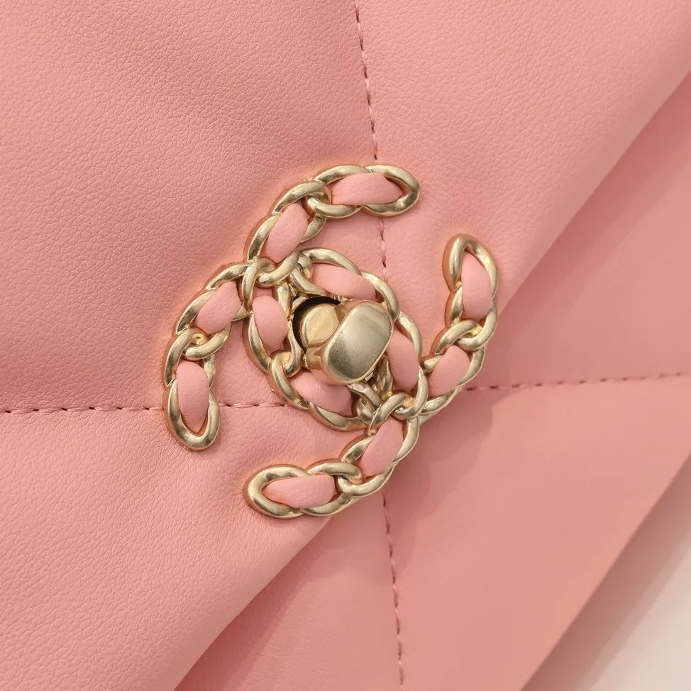 💰370￥Chanel’s latest hot model in small pink size is now available📣📣Synchronized with counters🤭Imported cowhide🐂feels very soft. The upper body effect is super good, it can be carried by hand, on one shoulder or cross-body, showing the elegance and charm of women. Hurry up and get it. Style number: 9010. Size: 26*16*10cm.