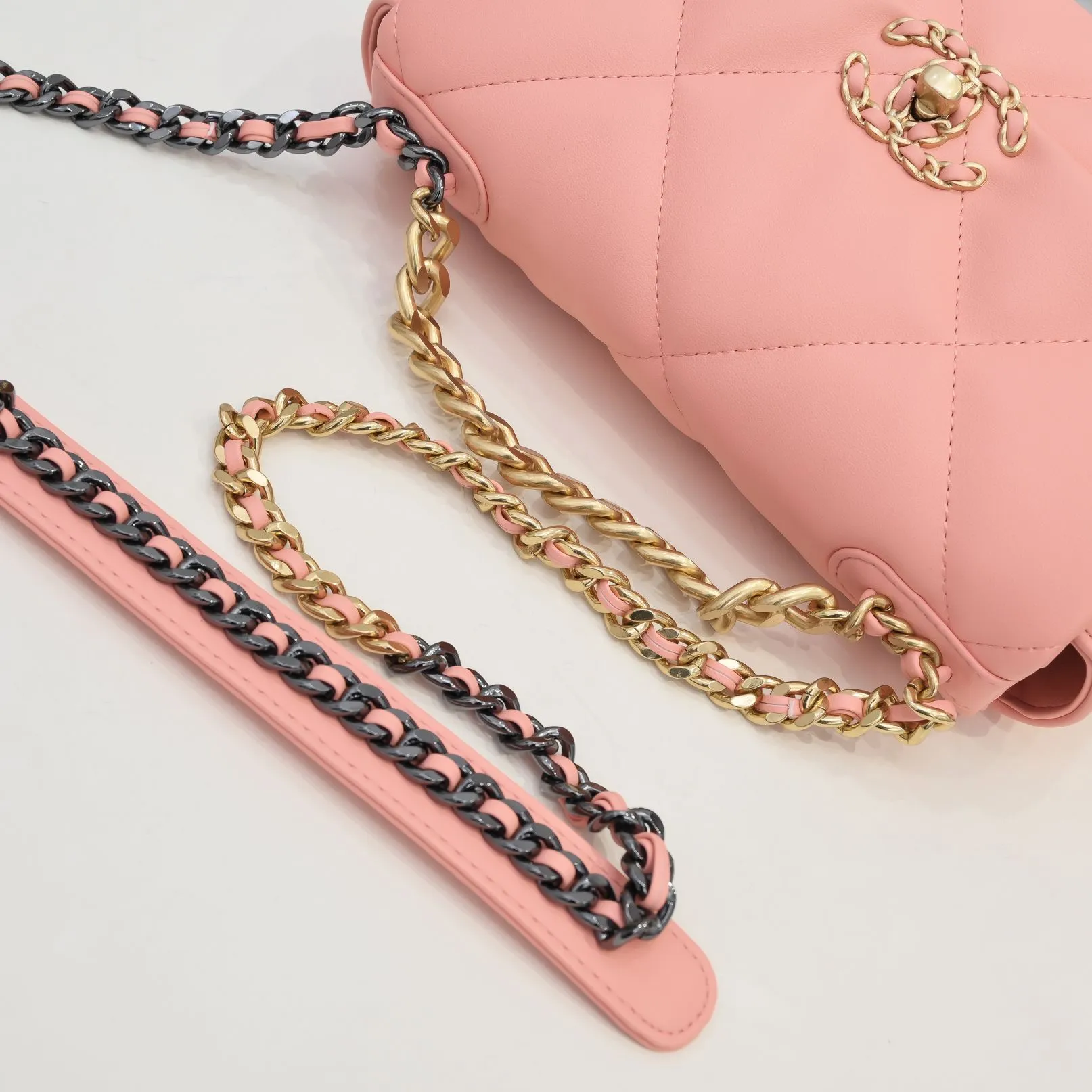 💰370￥Chanel’s latest hot model in small pink size is now available📣📣Synchronized with counters🤭Imported cowhide🐂feels very soft. The upper body effect is super good, it can be carried by hand, on one shoulder or cross-body, showing the elegance and charm of women. Hurry up and get it. Style number: 9010. Size: 26*16*10cm.