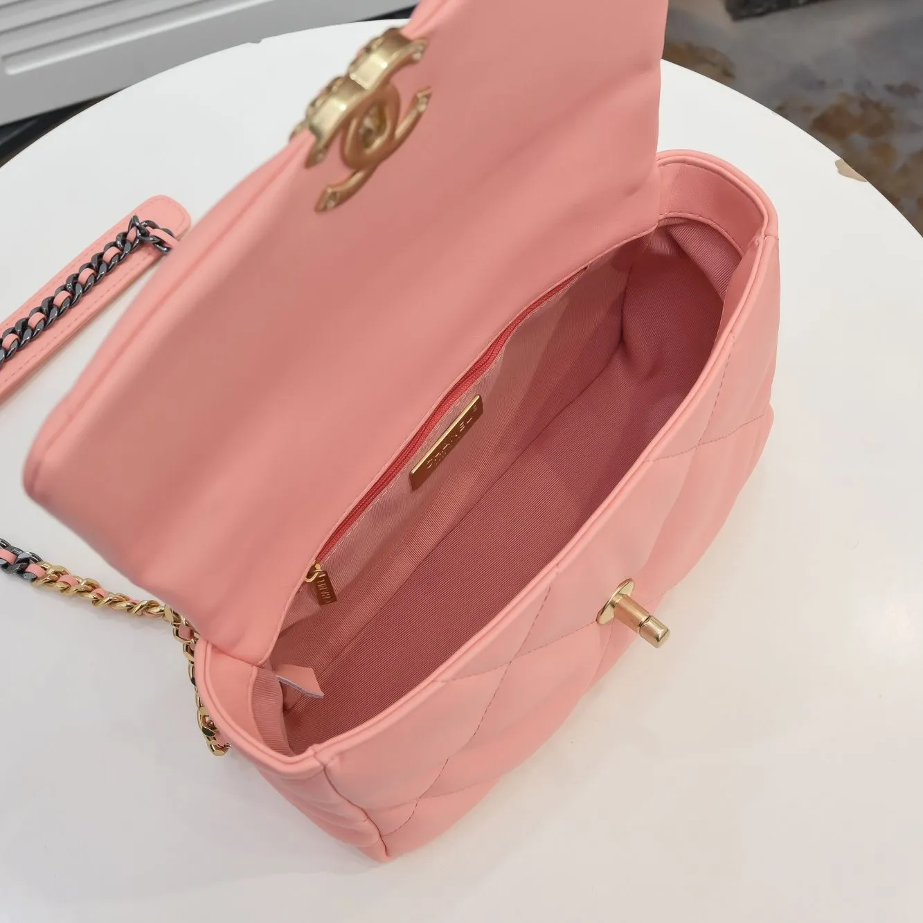 💰370￥Chanel’s latest hot model in small pink size is now available📣📣Synchronized with counters🤭Imported cowhide🐂feels very soft. The upper body effect is super good, it can be carried by hand, on one shoulder or cross-body, showing the elegance and charm of women. Hurry up and get it. Style number: 9010. Size: 26*16*10cm.