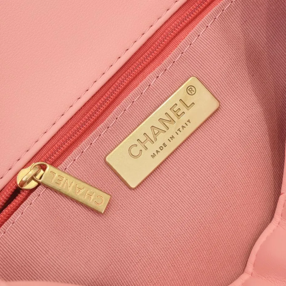 💰370￥Chanel’s latest hot model in small pink size is now available📣📣Synchronized with counters🤭Imported cowhide🐂feels very soft. The upper body effect is super good, it can be carried by hand, on one shoulder or cross-body, showing the elegance and charm of women. Hurry up and get it. Style number: 9010. Size: 26*16*10cm.