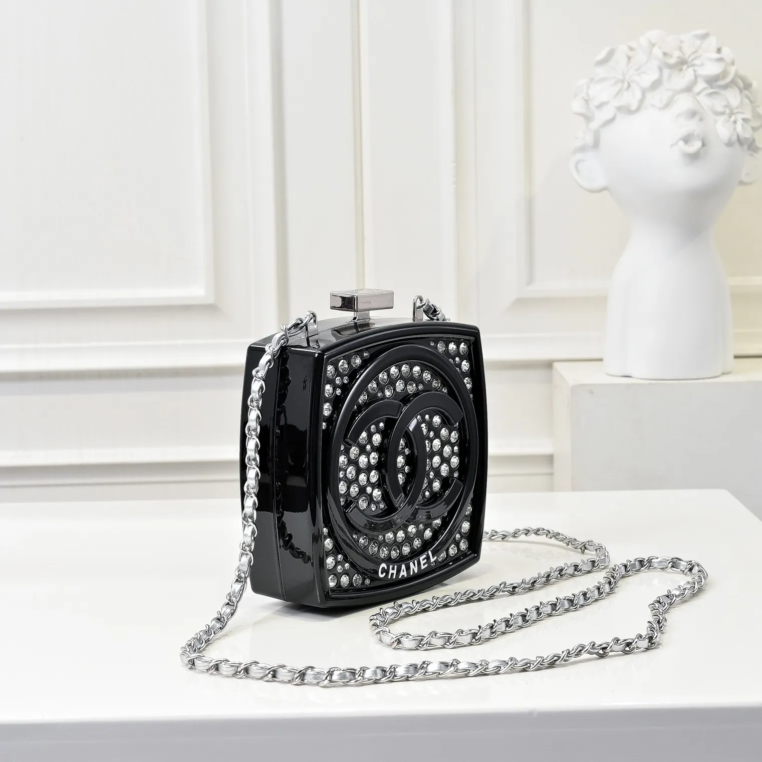 💰420￥👑CHANEL Diamond Powder Box Limited Edition Product🔥Sparkling and adorable, sparkling and fashionable, the real thing is much more beautiful than the picture in the show, plus there is a mirror inside, and there is space inside to put paste and lock buttons! The diamond color and details are well displayed. You can see the gorgeous noble colors, ocean and vacation elements, it will probably be the hottest item this season! Size: 12x12cm, style number: 672