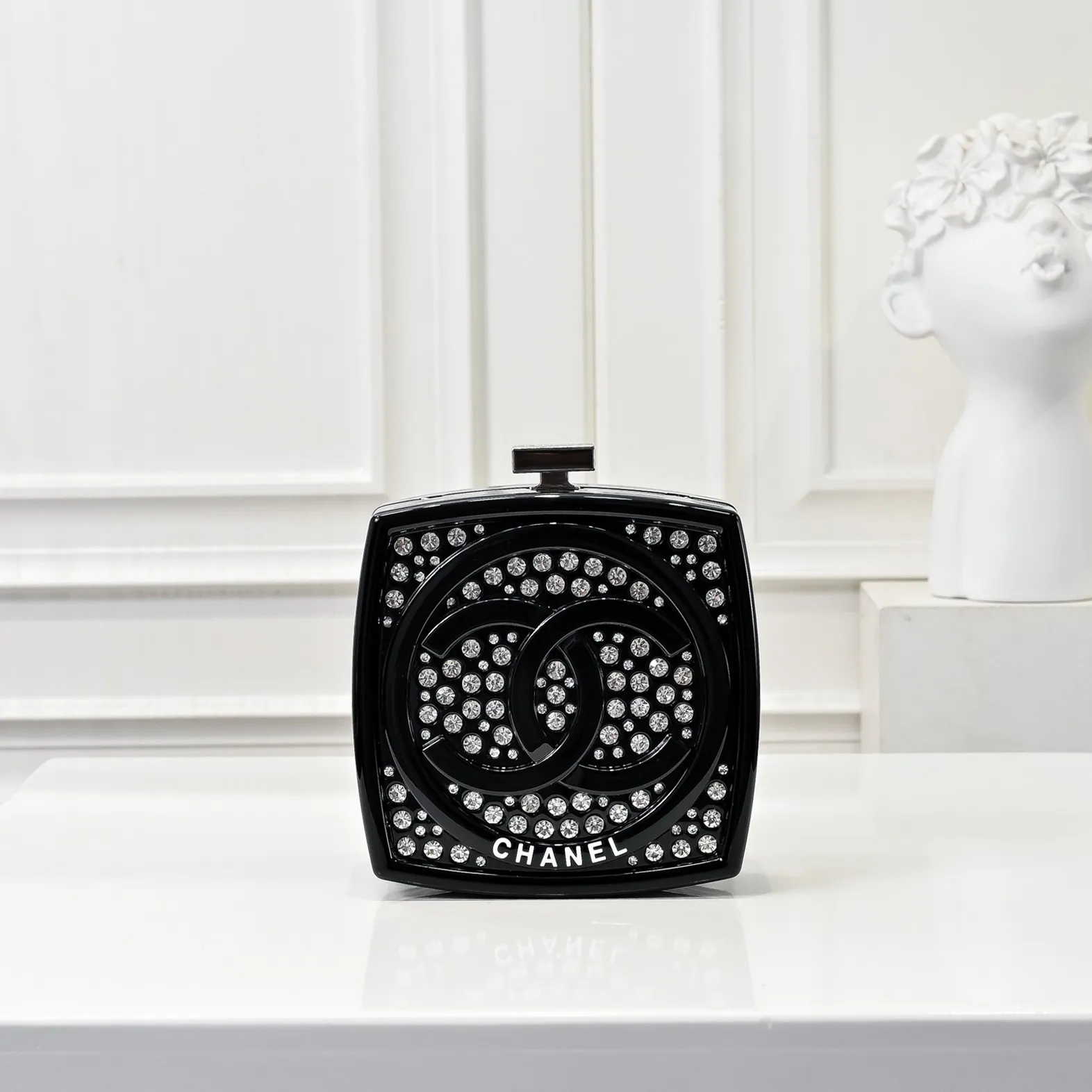 💰420￥👑CHANEL Diamond Powder Box Limited Edition Product🔥Sparkling and adorable, sparkling and fashionable, the real thing is much more beautiful than the picture in the show, plus there is a mirror inside, and there is space inside to put paste and lock buttons! The diamond color and details are well displayed. You can see the gorgeous noble colors, ocean and vacation elements, it will probably be the hottest item this season! Size: 12x12cm, style number: 672