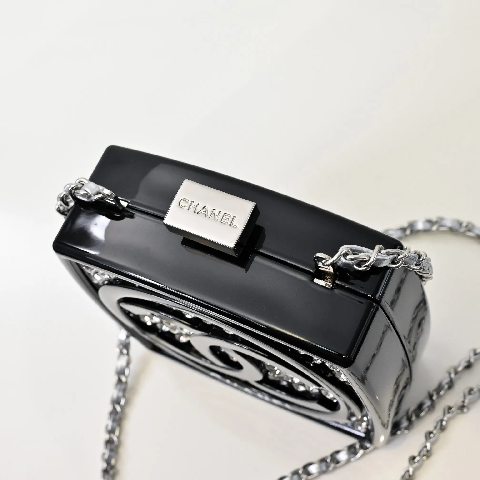 💰420￥👑CHANEL Diamond Powder Box Limited Edition Product🔥Sparkling and adorable, sparkling and fashionable, the real thing is much more beautiful than the picture in the show, plus there is a mirror inside, and there is space inside to put paste and lock buttons! The diamond color and details are well displayed. You can see the gorgeous noble colors, ocean and vacation elements, it will probably be the hottest item this season! Size: 12x12cm, style number: 672