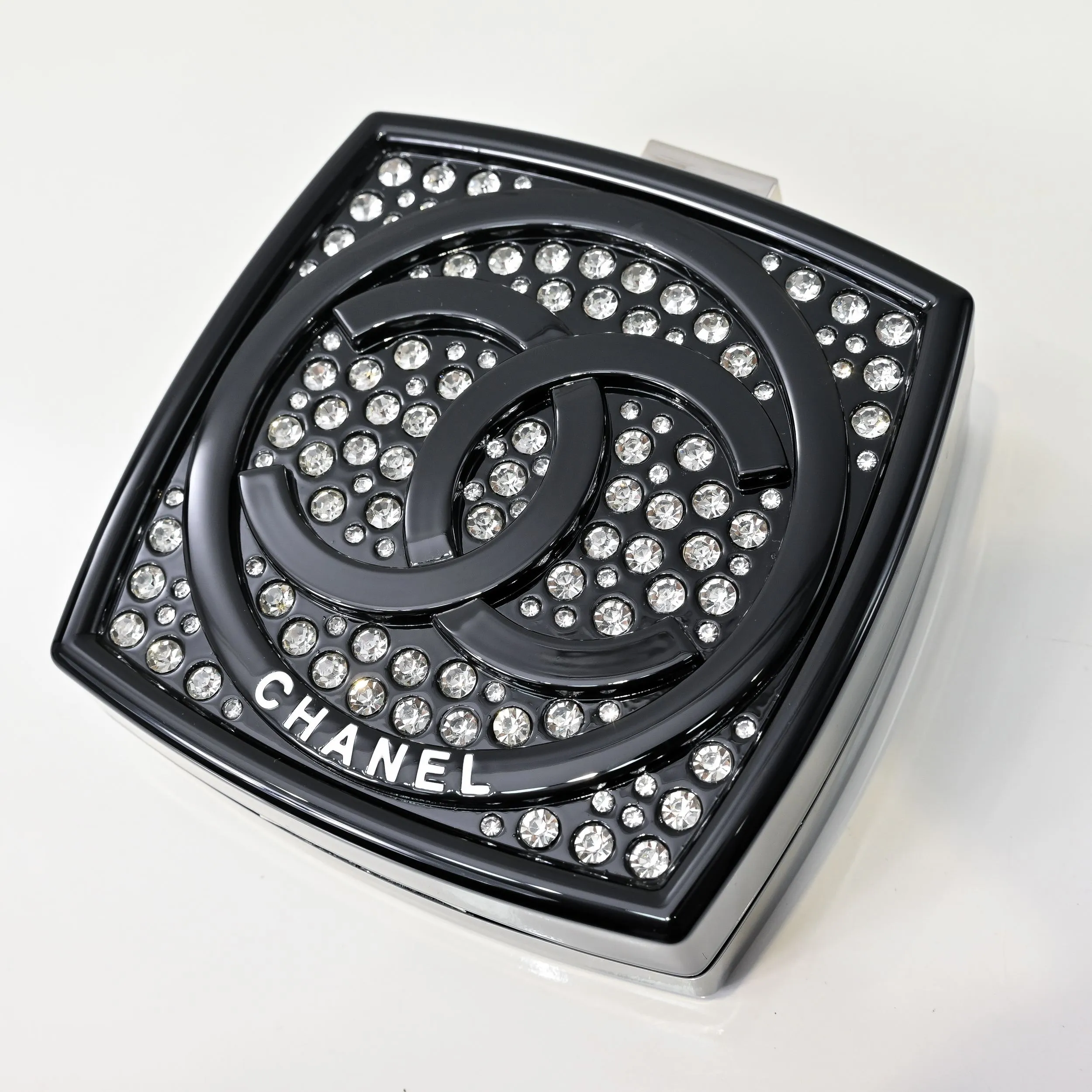 💰420￥👑CHANEL Diamond Powder Box Limited Edition Product🔥Sparkling and adorable, sparkling and fashionable, the real thing is much more beautiful than the picture in the show, plus there is a mirror inside, and there is space inside to put paste and lock buttons! The diamond color and details are well displayed. You can see the gorgeous noble colors, ocean and vacation elements, it will probably be the hottest item this season! Size: 12x12cm, style number: 672