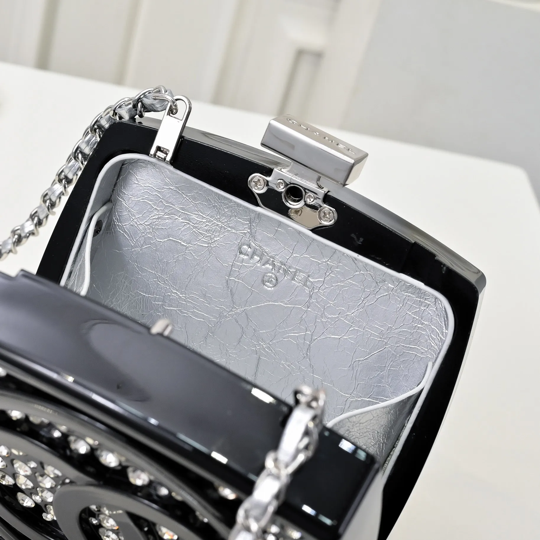 💰420￥👑CHANEL Diamond Powder Box Limited Edition Product🔥Sparkling and adorable, sparkling and fashionable, the real thing is much more beautiful than the picture in the show, plus there is a mirror inside, and there is space inside to put paste and lock buttons! The diamond color and details are well displayed. You can see the gorgeous noble colors, ocean and vacation elements, it will probably be the hottest item this season! Size: 12x12cm, style number: 672