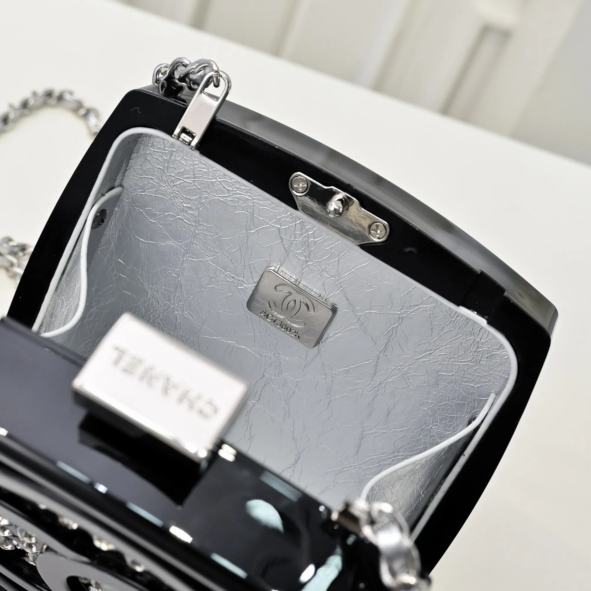 💰420￥👑CHANEL Diamond Powder Box Limited Edition Product🔥Sparkling and adorable, sparkling and fashionable, the real thing is much more beautiful than the picture in the show, plus there is a mirror inside, and there is space inside to put paste and lock buttons! The diamond color and details are well displayed. You can see the gorgeous noble colors, ocean and vacation elements, it will probably be the hottest item this season! Size: 12x12cm, style number: 672