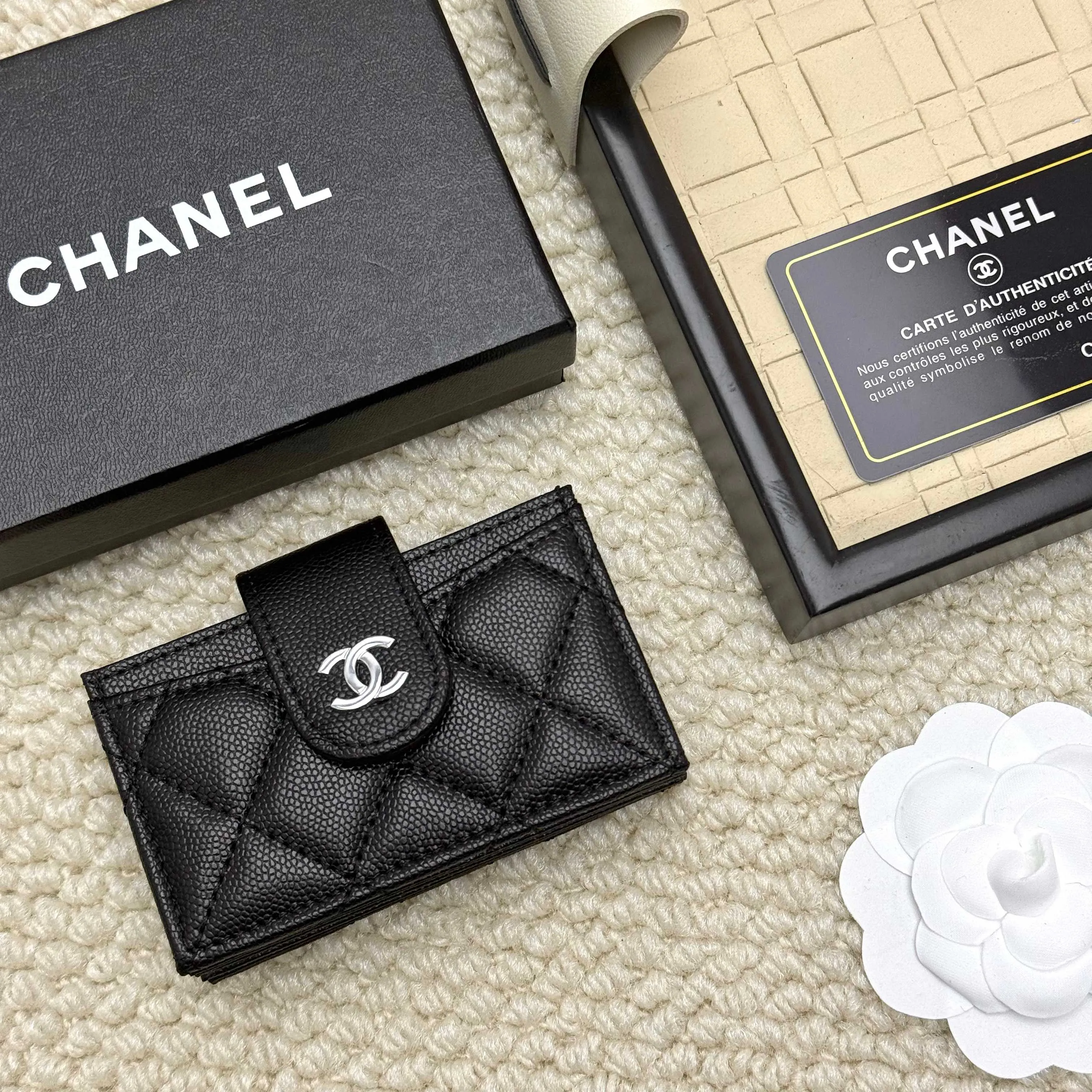 💰130 CHANEL Caviar Sheepskin Accord Card Holder, this card holder is different from ordinary card holders, with an accordion design [色色R], you can easily see each card without having to pull it out. The entire card holder has a total of six card slots, four of which can hold many cards😘😘😘 It is so beautiful, Xiangxiang is really good at designing this card holder, number AT600. Dimensions: Width 10*Height 6*Thickness 2
