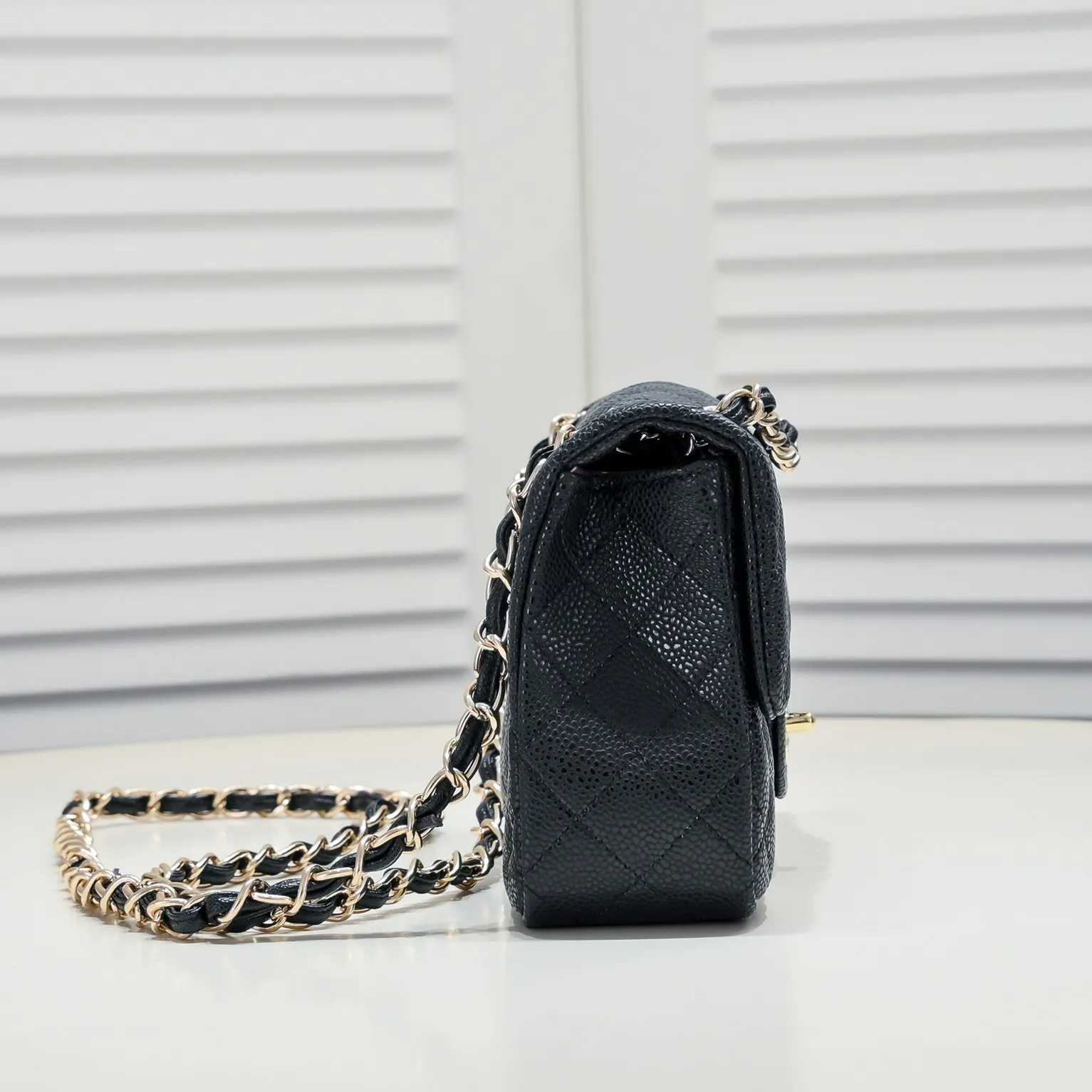 💰360￥💥CF versatile caviar cowhide🌹 Chanel💃🏻‼ ️Eternal classic style [shy] noble temperament💃🏻favorite of celebrities🌟soft leather and high-end👍counter hardware exquisite workmanship to reject flaws [strong] both dazzling and feminine 😝[strong] luxurious and durable🌟Size: 22*14.5*6.5cm Style number: 6115